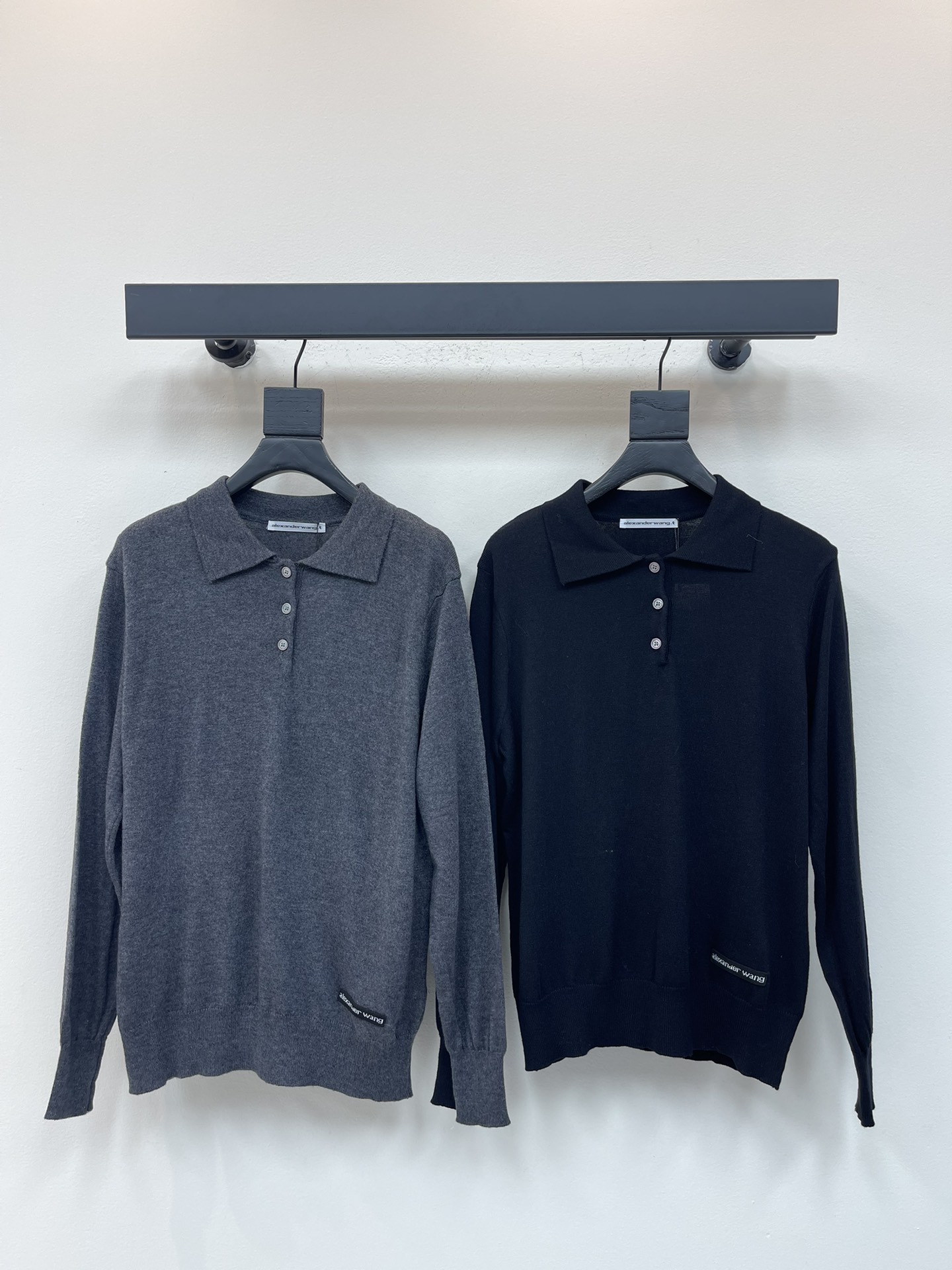 NO:489120,Alexander Wan* King 25 early autumn new lapel knitted long sleeves!  Customized imported wool knitted material, lapel long-sleeved sweater style, silhouette and shoulder-falling design, the upper body presents a casual and lazy style, the button half-opening increases the beautiful and casual feeling of the outfit, and the inner wear is brilliant and fashionable. The hem is embroidered with letter embroidered logo to highlight the brand style, and the outfit is relaxed and comfortable!  SML, alexander wang,sweaters,alexander wang19860909Alexander Wan*大王25早秋新款翻领针织长袖！定制进口羊毛针织材质 翻领长袖毛衣版型 廓形落肩设计 上身呈现休闲慵懒的穿搭格调 钮扣半开襟增加穿搭美高休闲感 单穿内搭都出彩时髦 衣摆点缀字母刺绣徽标 凸显品牌格调 穿搭松弛舒适！SML,,alexander wang,sweaters,alexander wang,Women's clothing