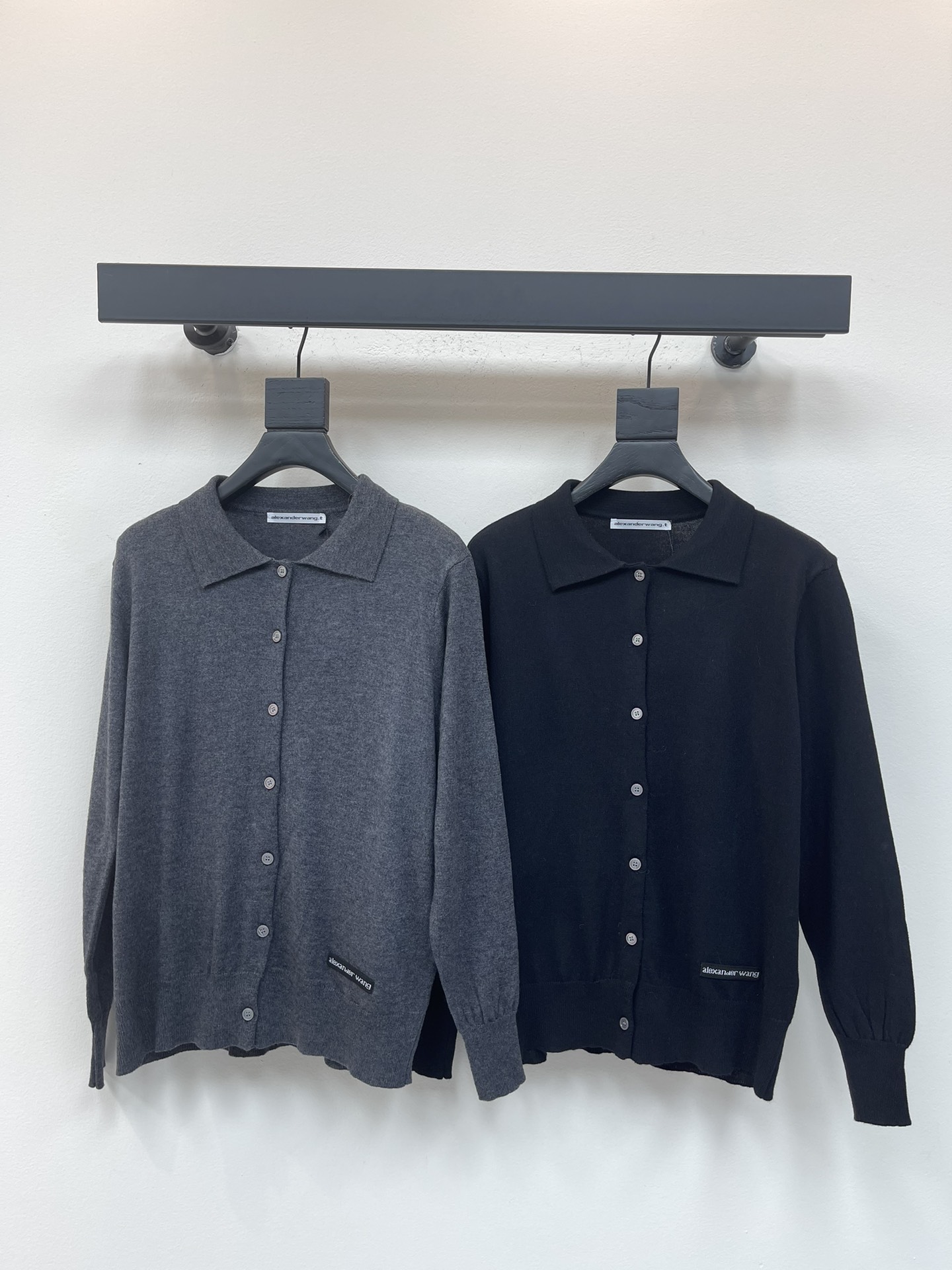 NO:489126,Alexander Wan* King 25 early autumn new lapel knitted long-sleeved cardigan!  Custom imported wool blended yarn material woven soft and comfortable to create a relaxed outline. The neat Polo collar adds intellectual temperament. The hem patch brand letter logo micro-label design. Regular version. Easy to control!  SML, alexander wang, alexander wang19860909Alexander Wan*大王25早秋新款翻领针织长袖开衫！定制进口羊毛混纺纱线材质织造 柔软舒适塑造松弛轮廓 通体利落Polo领增添知性气质 下摆贴布品牌字母logo微标设计 常规版型 轻松驾驭！SML,,alexander wang,alexander wang,Women's clothing