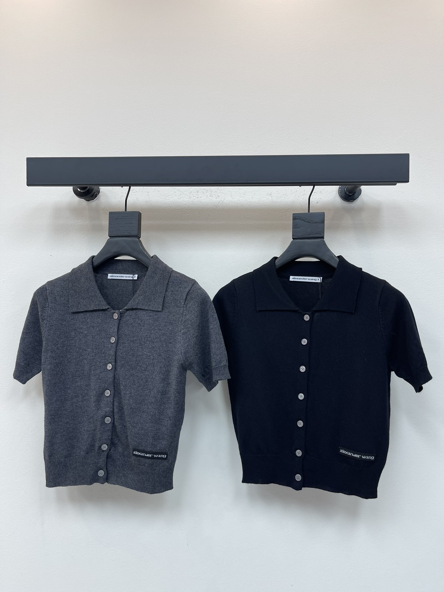 NO:489115,Alexander Wan* King 25 early autumn new lapel knitted short-sleeved cardigan!  Custom imported wool blended yarn material woven soft and comfortable to create a relaxed outline. The neat Polo collar adds intellectual temperament. The hem patch brand letter logo micro-label design. Regular version. Easy to control!  SML, alexander wang,T-shirt,alexander wang19860909Alexander Wan*大王25早秋新款翻领针织短袖开衫！定制进口羊毛混纺纱线材质织造 柔软舒适塑造松弛轮廓 通体利落Polo领增添知性气质 下摆贴布品牌字母logo微标设计 常规版型 轻松驾驭！SML,,alexander wang,T-shirt,alexander wang,Women's clothing