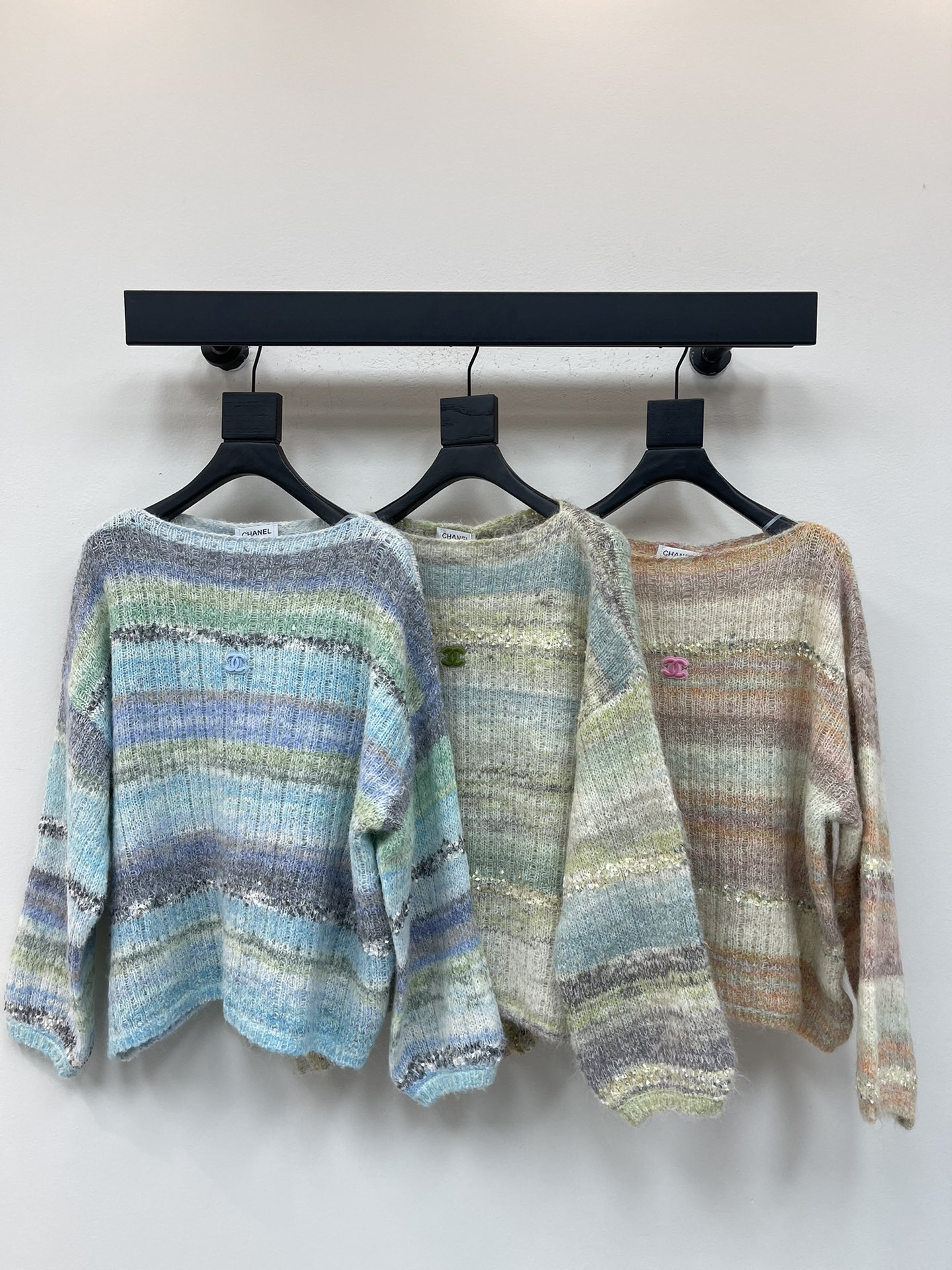 NO:490497,Chane*25 early autumn new heavy industry color striped one-length collar knitted long sleeves!  Customized YB wool blended yarn wool weaving, delicate texture, soft skin, colorful stripes, youthful and vibrant, age-reducing playful, double C letters on the chest, laying the brand design, and versatile!  SML, chanel,alexander wang19860909Chane*25早秋新款重工彩色条纹一字领针织长袖！定制YB羊毛混纺纱线织造 肌理细腻 贴肤柔软,彩色条纹 青春活力 减龄俏皮,胸前双C字母点缀 奠定品牌设计 基础百搭！SML,,chanel,alexander wang,Women's clothing