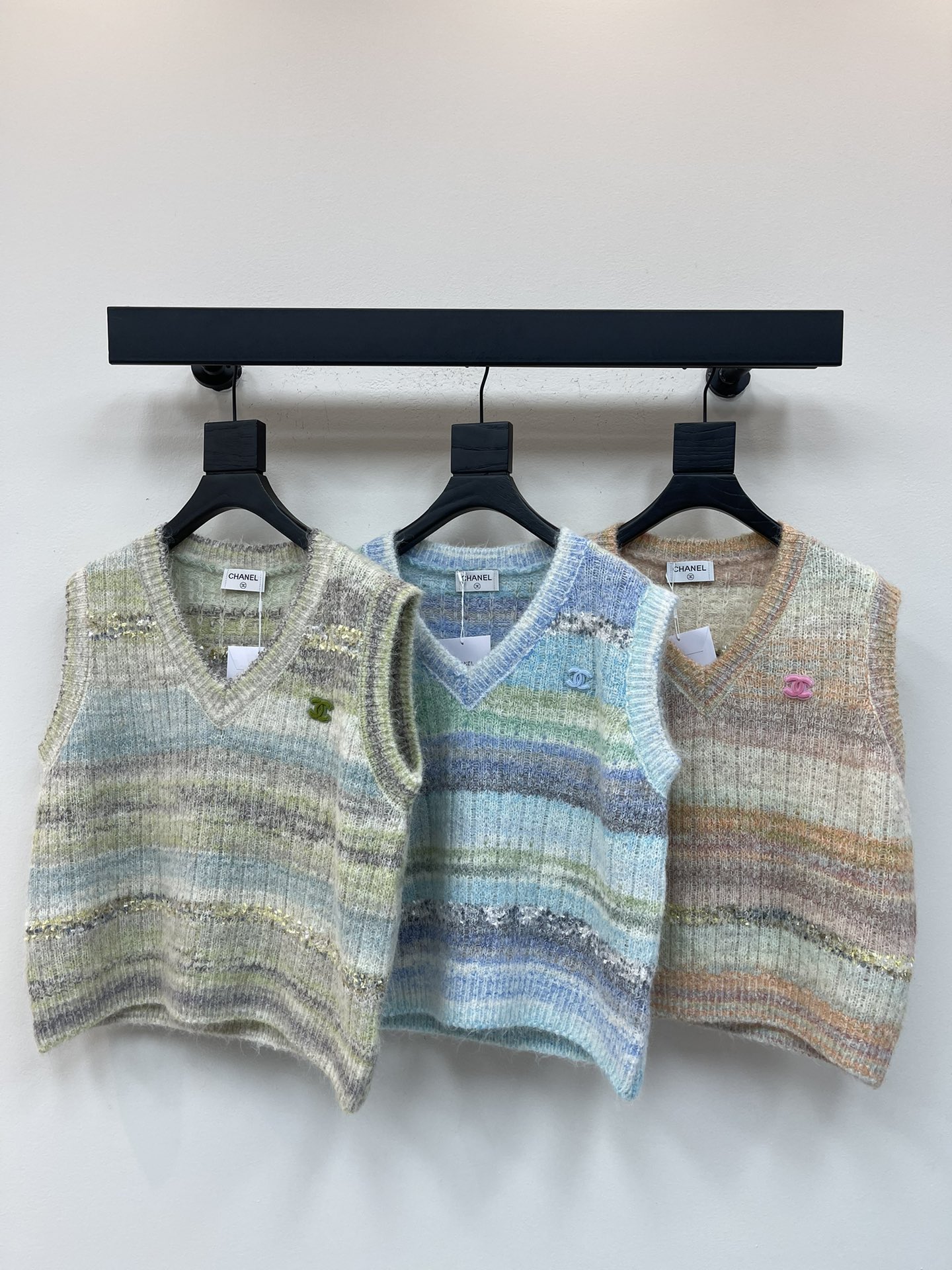 NO:490503,Chane*25 early autumn new heavy industry color striped V-neck knitted vest!  Customized YB wool blended yarn wool weaving, delicate texture, soft skin, colorful stripes, youthful and vibrant, age-reducing playful, double C letters on the chest, laying the brand design, and versatile!  SML, chanel,alexander wang19860909Chane*25早秋新款重工彩色条纹V领针织背心！定制YB羊毛混纺纱线织造 肌理细腻 贴肤柔软,彩色条纹 青春活力 减龄俏皮,胸前双C字母点缀 奠定品牌设计 基础百搭！SML,,chanel,alexander wang,Women's clothing