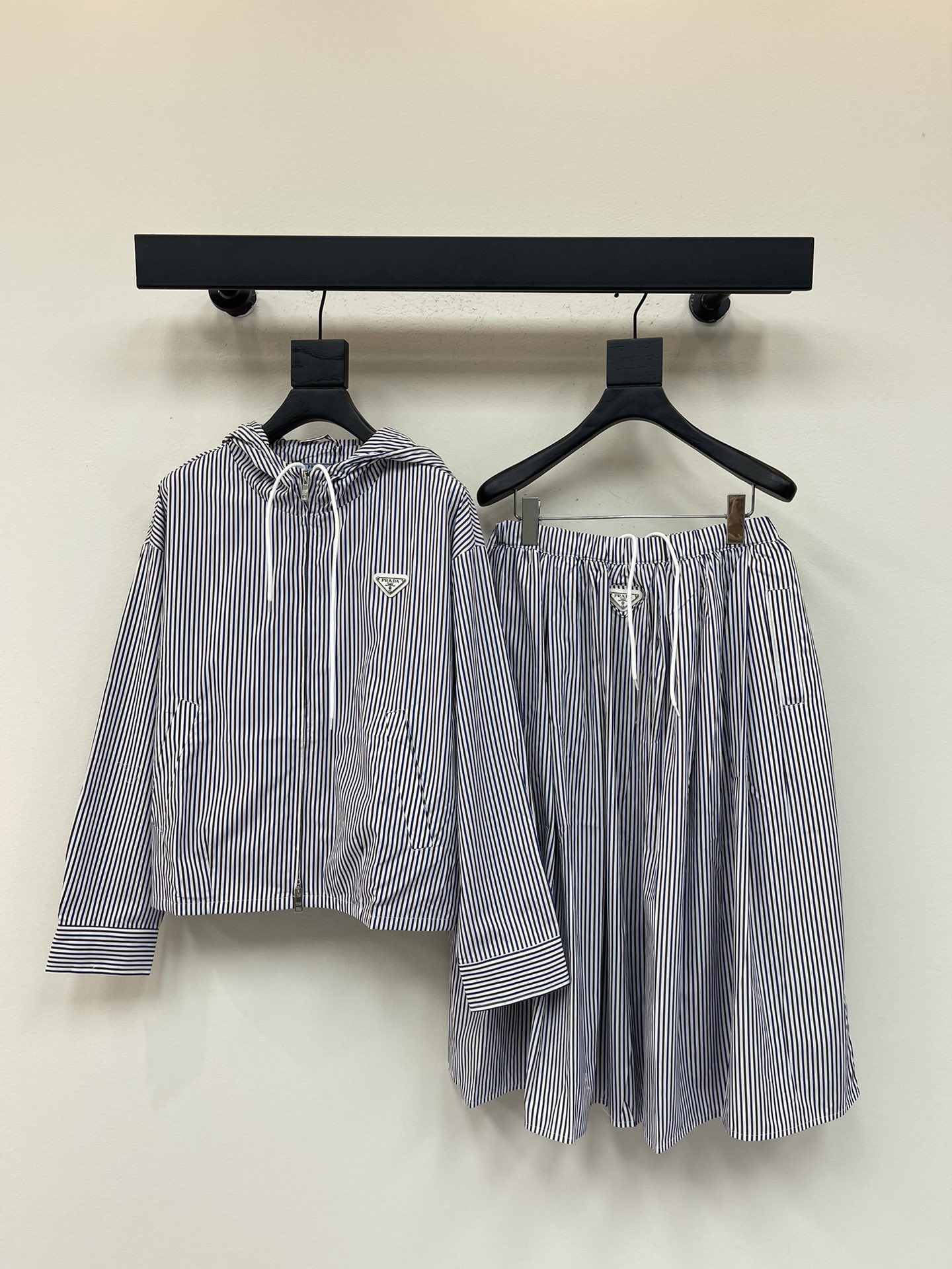 NO:490508,Jacket Skirt Prad*25 new product official website synchronized casual striped jacket jacket pleated skirt suit!  Original custom fabric material, three-dimensional inverted triangle decoration, full of high-end feeling, fashionable and trendy dressing of the whole ready-to-wear, classic tailoring, pleated skirt, visual slimming and high-end, lengthening the body proportions, strength to cover the flesh and make it look thin!  Extremely high wearability and full comfort score SML, prada, skirts, jackets & coats, jackets & coats, alexander wang19860909外套 半裙Prad*25新品官网同步休闲条纹夹克外套压褶半裙套装！原版定制面料材质 立体倒三角装饰 满满的高级感 整件成衣穿搭时髦潮流 经典剪裁 百褶裙摆 视觉显瘦显高 拉长身材比例 实力遮肉显瘦！实穿度极高 舒适度满分 SML,,prada,skirts,jackets & coats,jackets & coats,alexander wang,Women's clothing