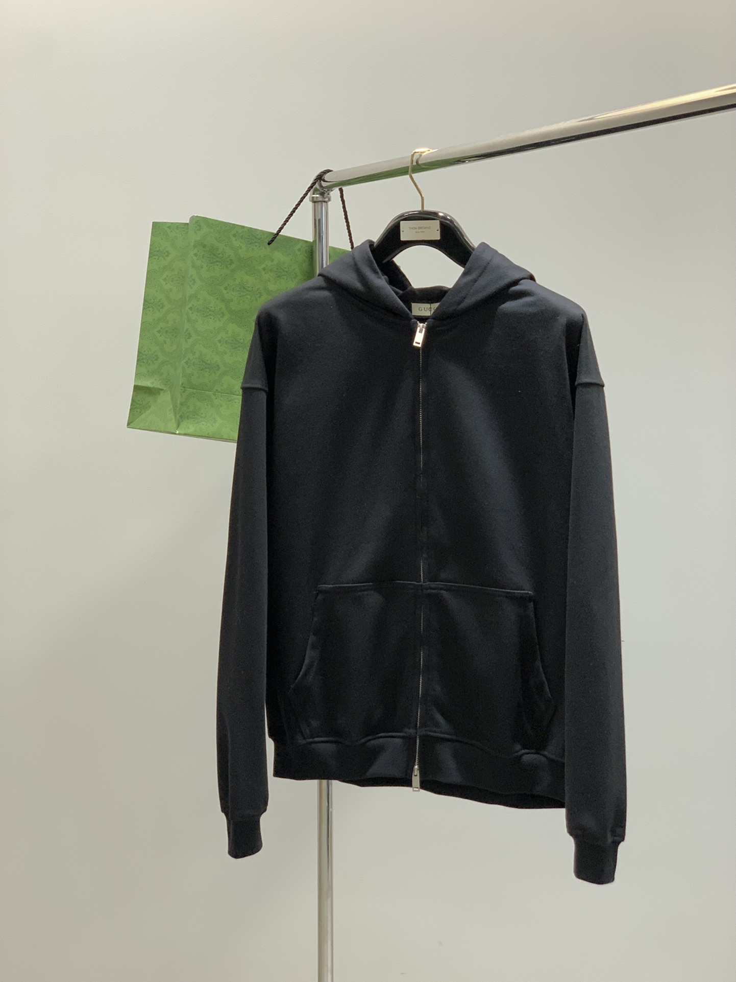 ，Gucci 古驰，2025秋季最新款，专柜同步有售，原单狠货，时尚休闲连帽外套，上身很有特点！吸睛而有
