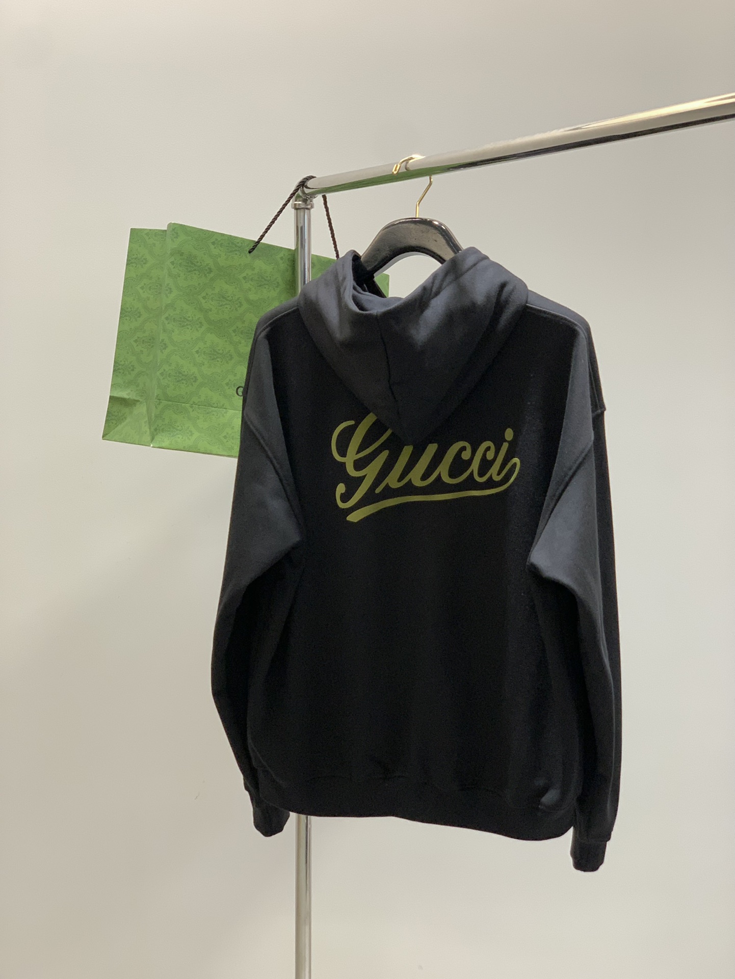 ，Gucci 古驰，2025秋季最新款，专柜同步有售，原单狠货，时尚休闲连帽外套，上身很有特点！吸睛而有