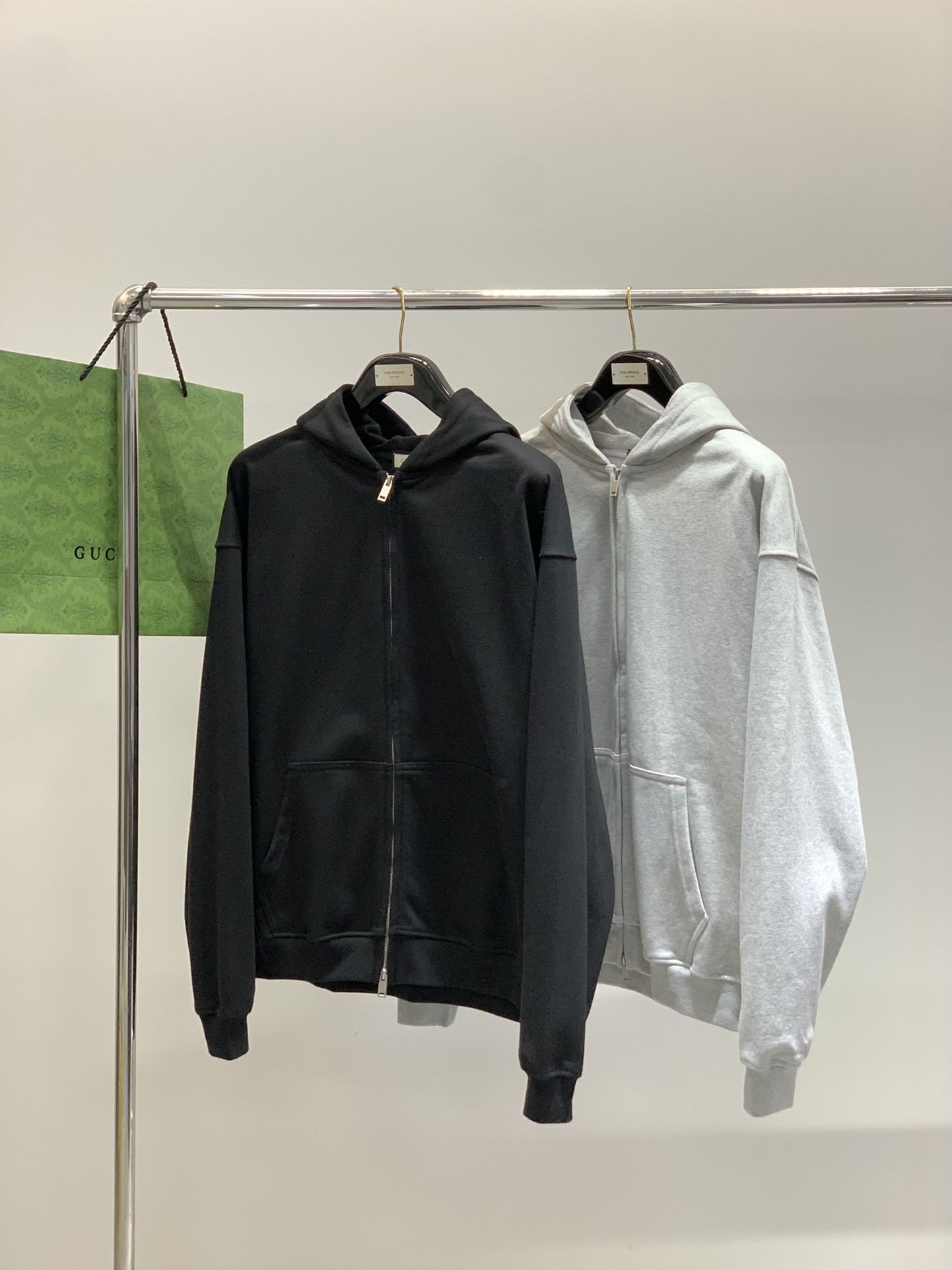 ，Gucci 古驰，2025秋季最新款，专柜同步有售，原单狠货，时尚休闲连帽外套，上身很有特点！吸睛而有