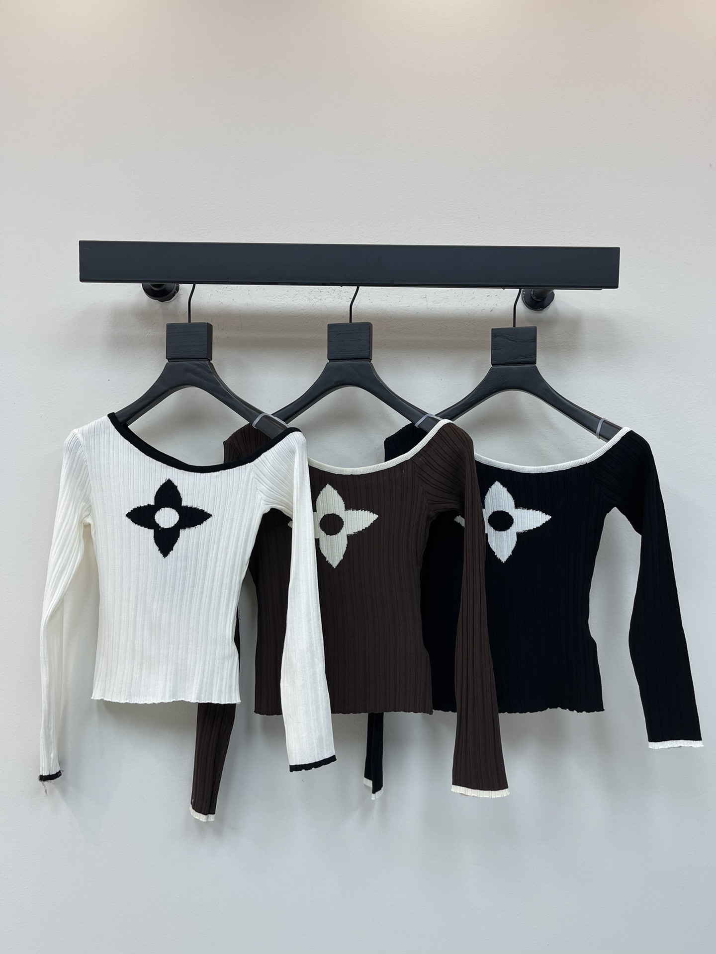 NO:490448,Louis Vuitto*25 early autumn new four-leaf clover knitted off-shoulder top, four-leaf clover embroidered pattern on chest, black and white contrasting collar design, vertical striped knitted fabric, slim and slim, the fabric is comfortable and textured, and it looks great when paired with skirts and pants!  SML, louis vuitton, skirts, alexander wang19860909Louis Vuitto*25早秋新款四叶草针织斜肩上衣 胸前四叶草刺绣图案 黑白撞色领边设计 竖条纹针织面料 修身显瘦 面料舒适有质感 搭配裙子裤子都很好看！SML,,louis vuitton,skirts,alexander wang,Women's clothing