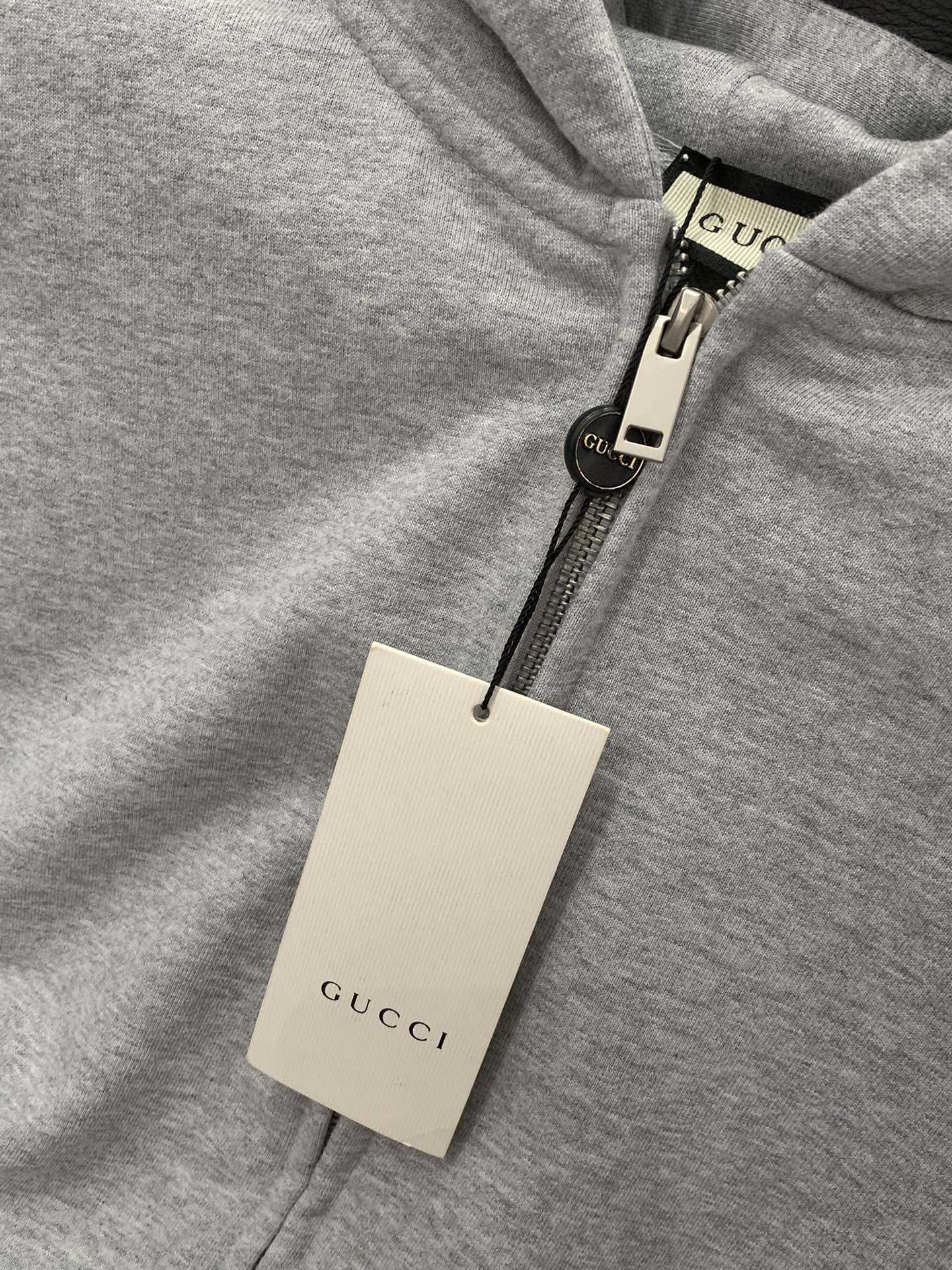 ，Gucci 古驰，2025秋季最新款，专柜同步有售，原单狠货，时尚休闲连帽外套，上身很有特点！吸睛而有