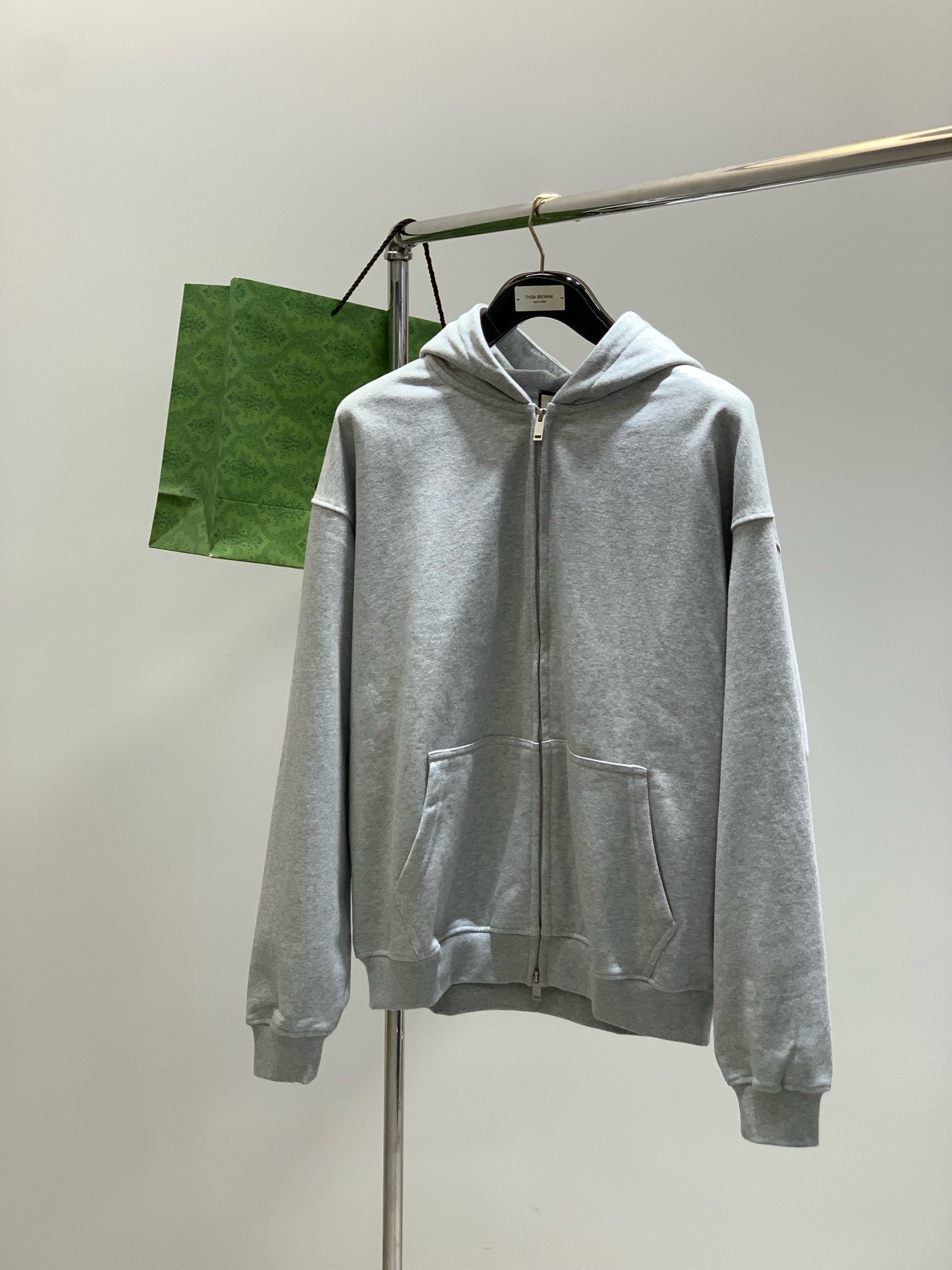 ，Gucci 古驰，2025秋季最新款，专柜同步有售，原单狠货，时尚休闲连帽外套，上身很有特点！吸睛而有