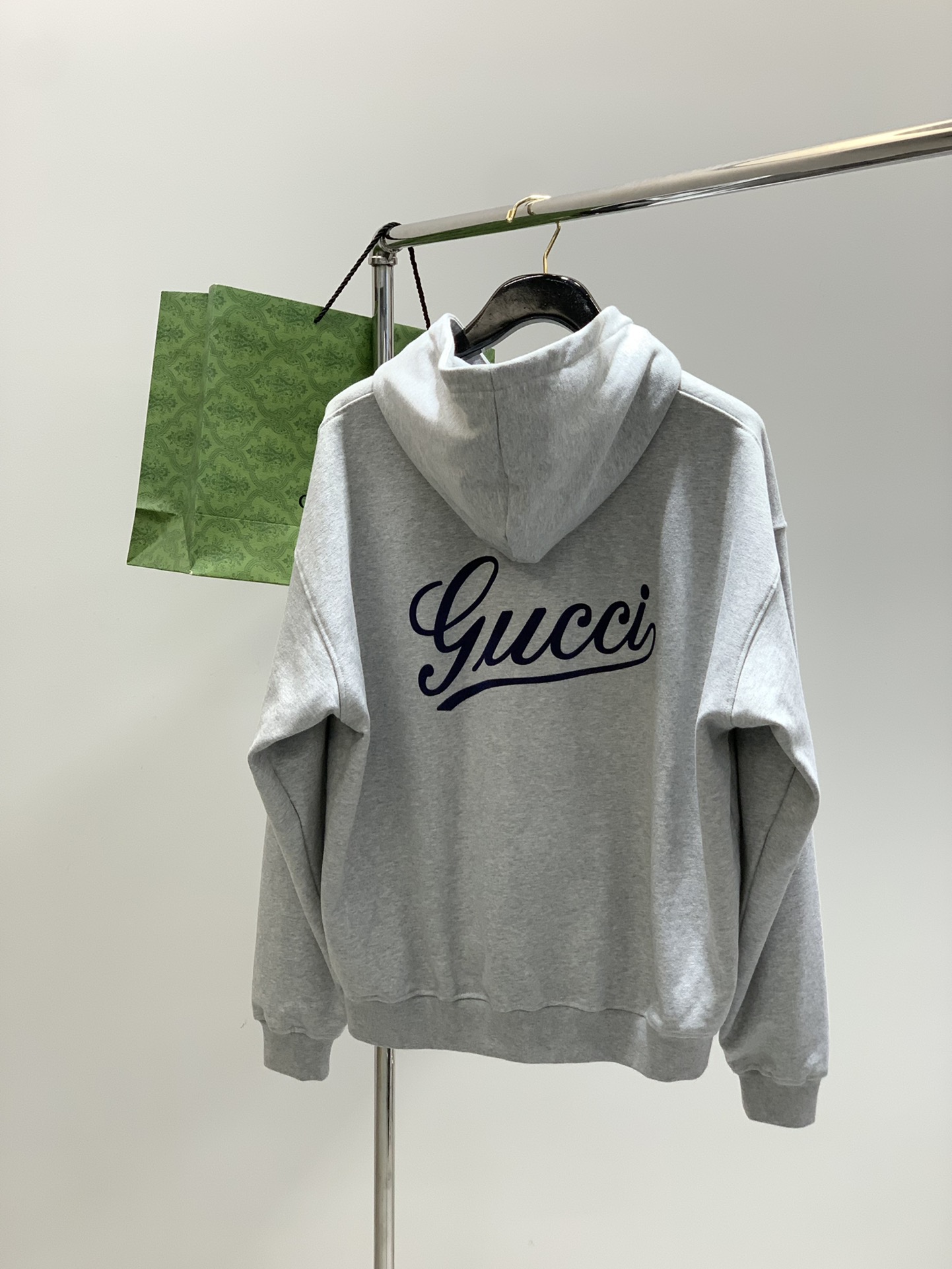 ，Gucci 古驰，2025秋季最新款，专柜同步有售，原单狠货，时尚休闲连帽外套，上身很有特点！吸睛而有