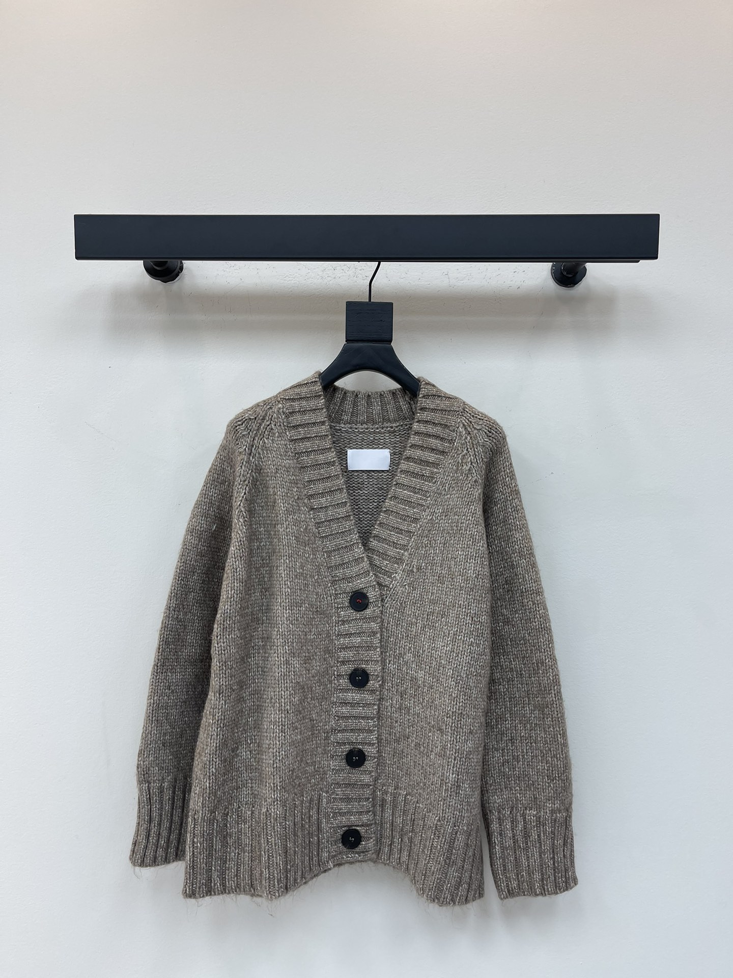 NO:490456,Maison Margiel*25 new MM6 Magiel loose button knitted cardigan with a large V-neck design, and it is beautiful with casual casual pants on the lower body. It is loose and slim and versatile. Magiel's things are really something that can be done without getting into the blindfolded cardigan. It's a classic lady!  Yarn is not monochrome but with a little bit of flowers, which is very attractive, especially when worn in the autumn and winter sunshine, it is very high-end!  Super dense thick needle sweater, excellent warmth performance, and is absolutely pragmatic. The first button sewing red thread, customized mold opening exquisite ~ camel color is gentle and fashionable, with a butterscotch chestnut feel, and comes with a gentle filter~SML,,masion margiela,masion margiela,sweaters,alexander wang19860909Maison Margiel*25新款MM6马吉拉宽松纽扣针织开衫 大V领设计,下身随意搭配休闲裤就很美.宽松廓形,且瘦且百搭,马吉拉的东西真的是属于闭眼盲入都不会出错,太太太经典啦！纱线不是单色是带点夹花的很有看点,尤其在秋冬阳光下穿上它就很高级！超级密实的粗针毛衣,保暖性能极好,妥妥的实用主义.第一颗纽扣缝的红色线,定制开模的精致哦~驼色温柔洋气,是奶油糖炒栗子感,自带了温柔滤镜~SML,,masion margiela,masion margiela,sweaters,alexander wang,Women's clothing