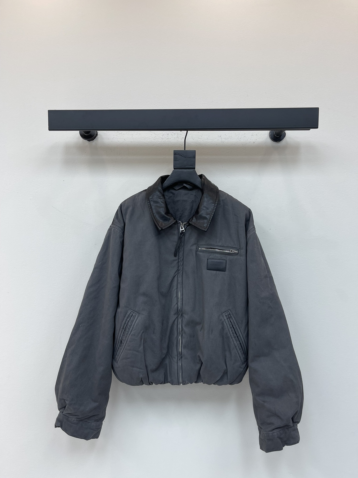 NO:490463,Acne Studio*25 new Bane style logo patch leather collar drop shoulder jacket. The leather collar design is fashionable and textured. The washed and used gray is really good. There is nothing to say about clean fit style. The upper body directly turns into a long legs in 37 minutes!  Any gender is easy to control!  Note that it is a cotton-padded jacket, not an ordinary jacket!  Fall and winter outfits are not bloated, practical and fashionable, all with SML, acne studios, dior, jackets & coats, jackets & coats, alexander wang19860909Acne Studio*25新款巴恩风徽标贴片皮领落肩夹克外套 拼皮领的设计 时髦又显质感 水洗做旧灰色真的很好看 除了帅没啥可说的clean fit版型 上身直接37分秒变大长腿！任何性别轻松驾驭！注意是夹棉的不是普通的夹克哦！秋冬穿搭不臃肿 实用时髦全都有SML,,acne studios,dior,jackets & coats,jackets & coats,alexander wang,Women's clothing