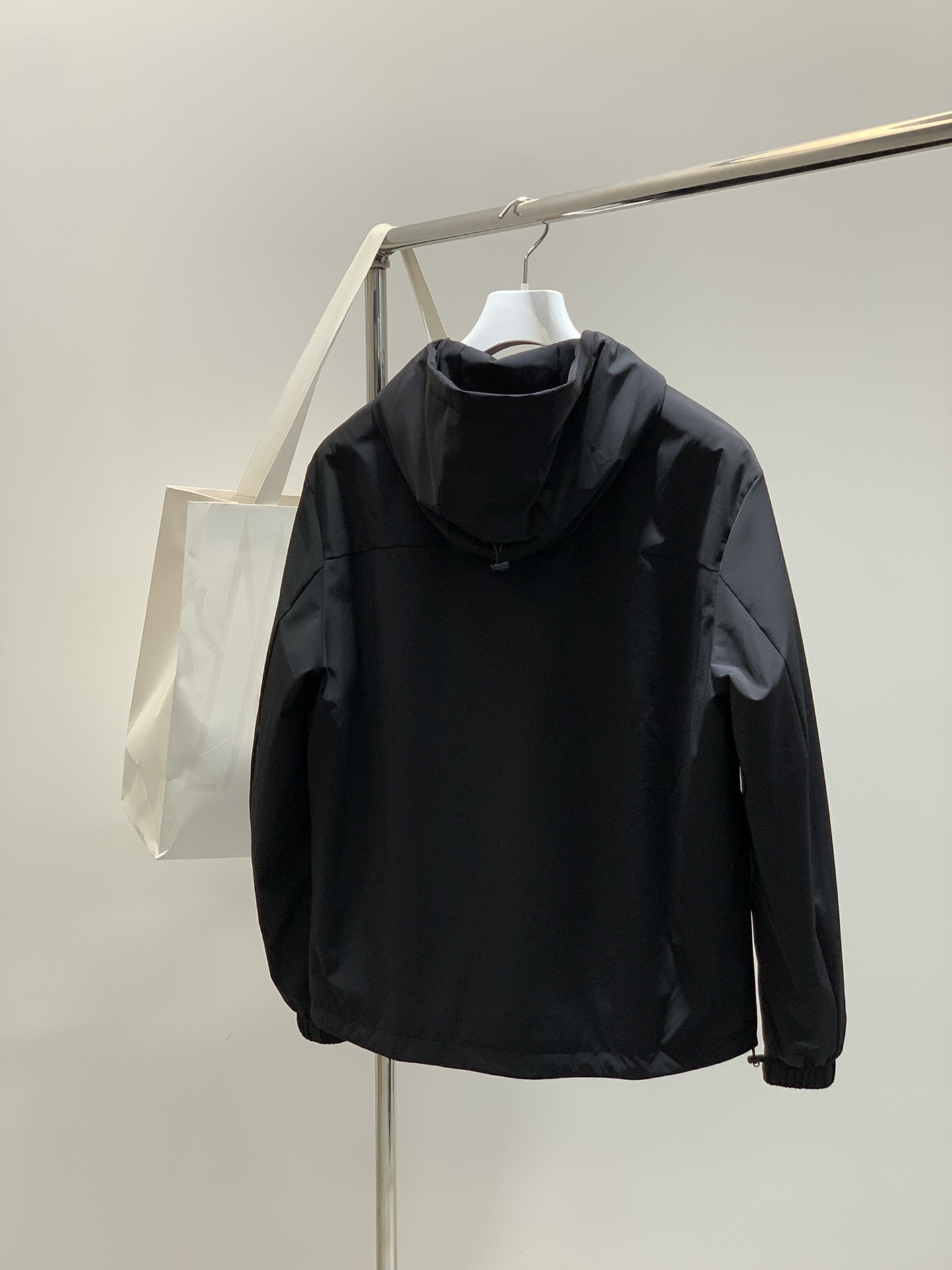 ，Moncler 蒙口，2025秋冬最新品，专柜同步有售，原单狠货，时尚休闲➕薄棉连帽夹克外套，上身舒适
