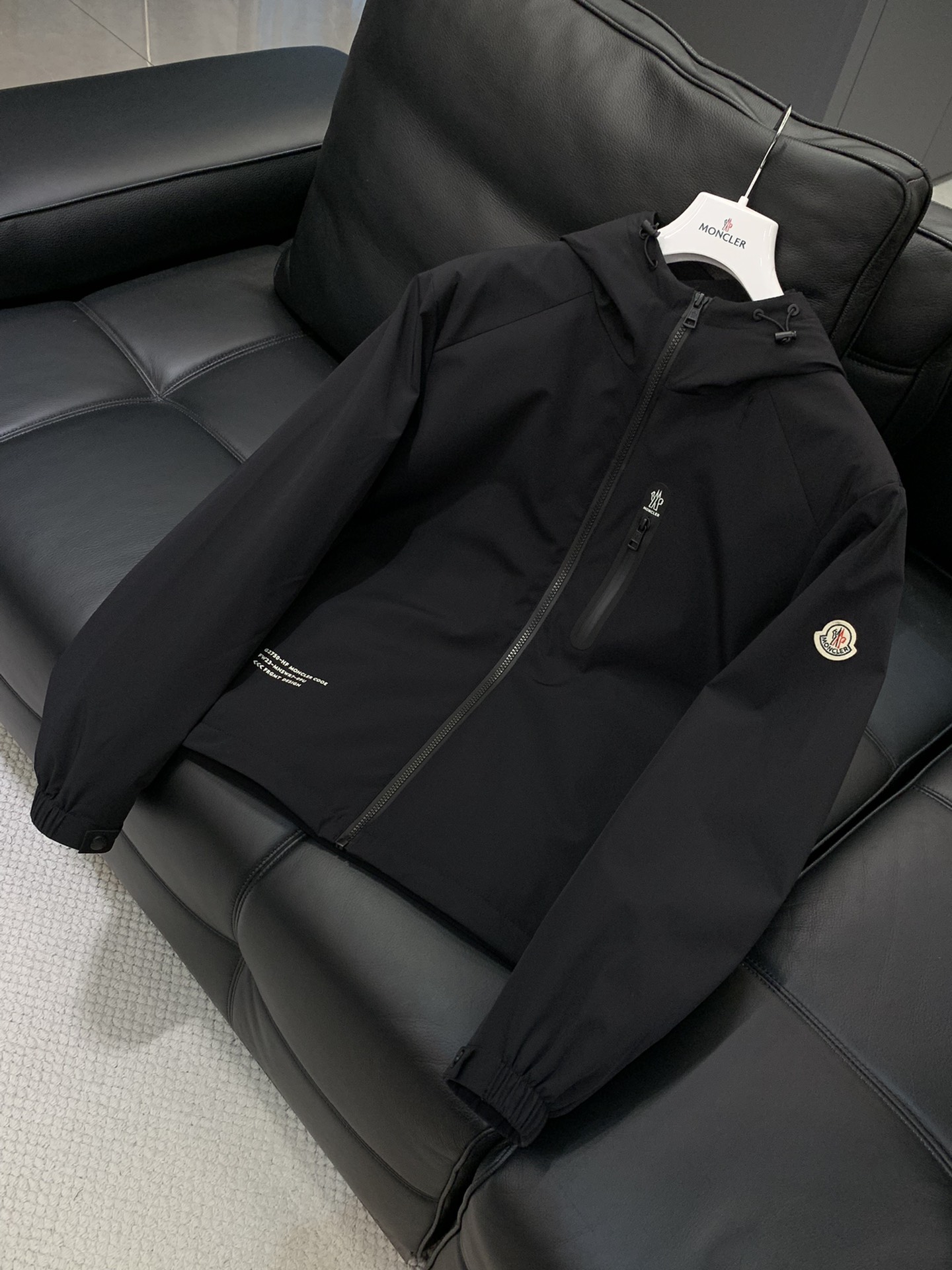 ，Moncler 蒙口，2025秋冬最新品，专柜同步有售，原单狠货，时尚休闲➕薄棉连帽夹克外套，上身舒适