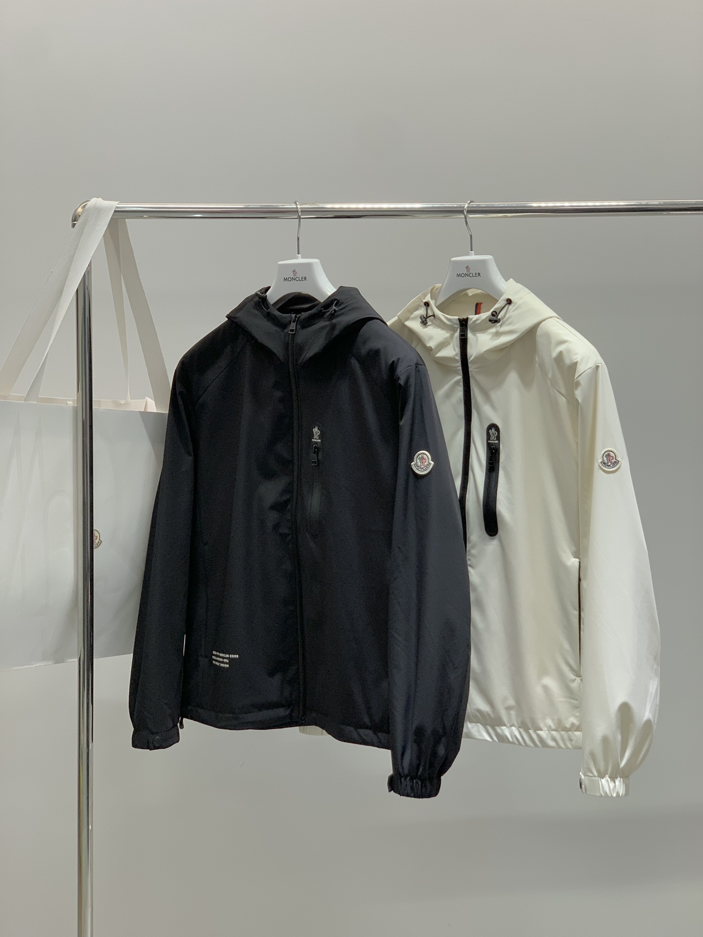 ，Moncler 蒙口，2025秋冬最新品，专柜同步有售，原单狠货，时尚休闲➕薄棉连帽夹克外套，上身舒适