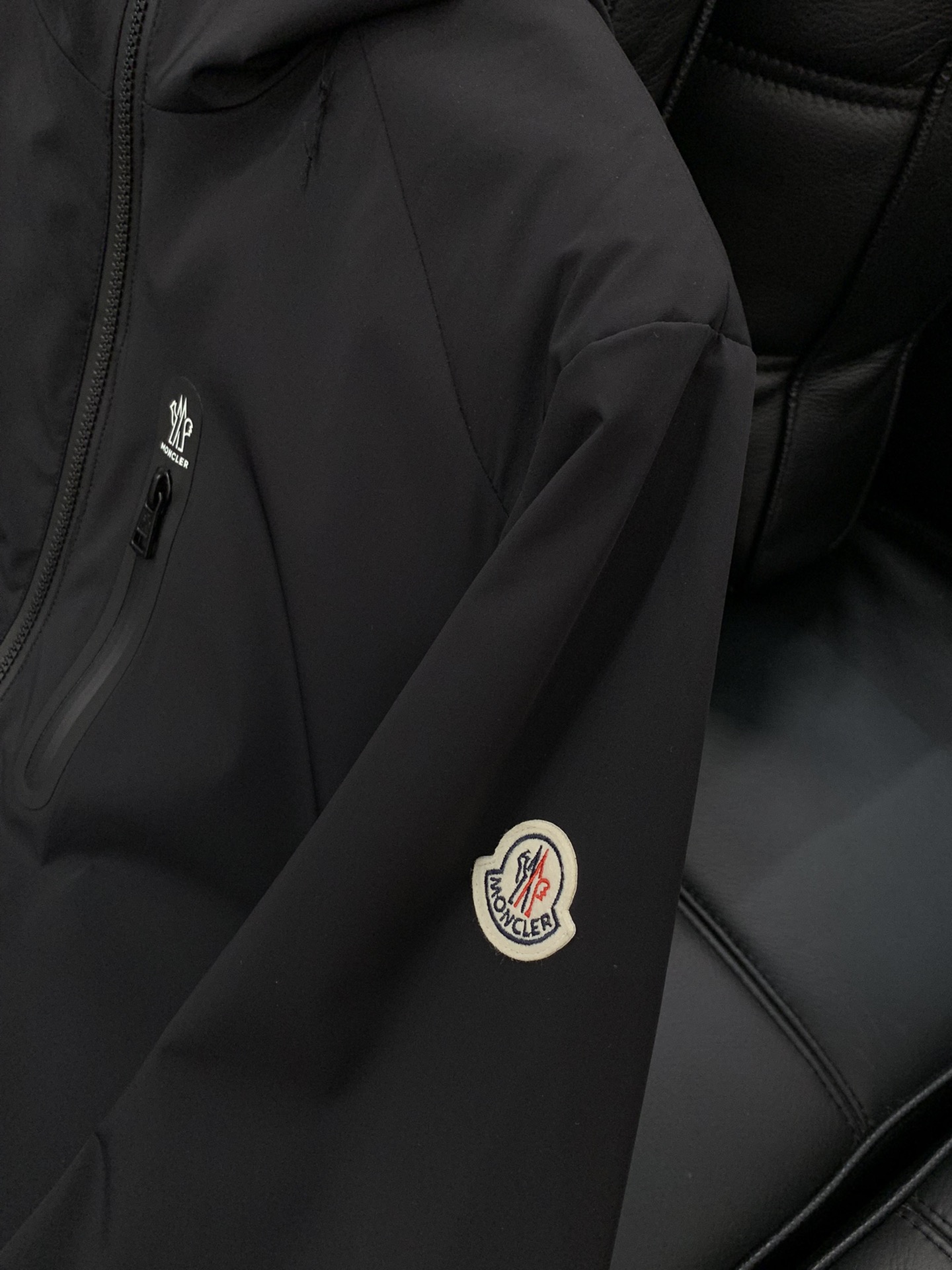 ，Moncler 蒙口，2025秋冬最新品，专柜同步有售，原单狠货，时尚休闲➕薄棉连帽夹克外套，上身舒适