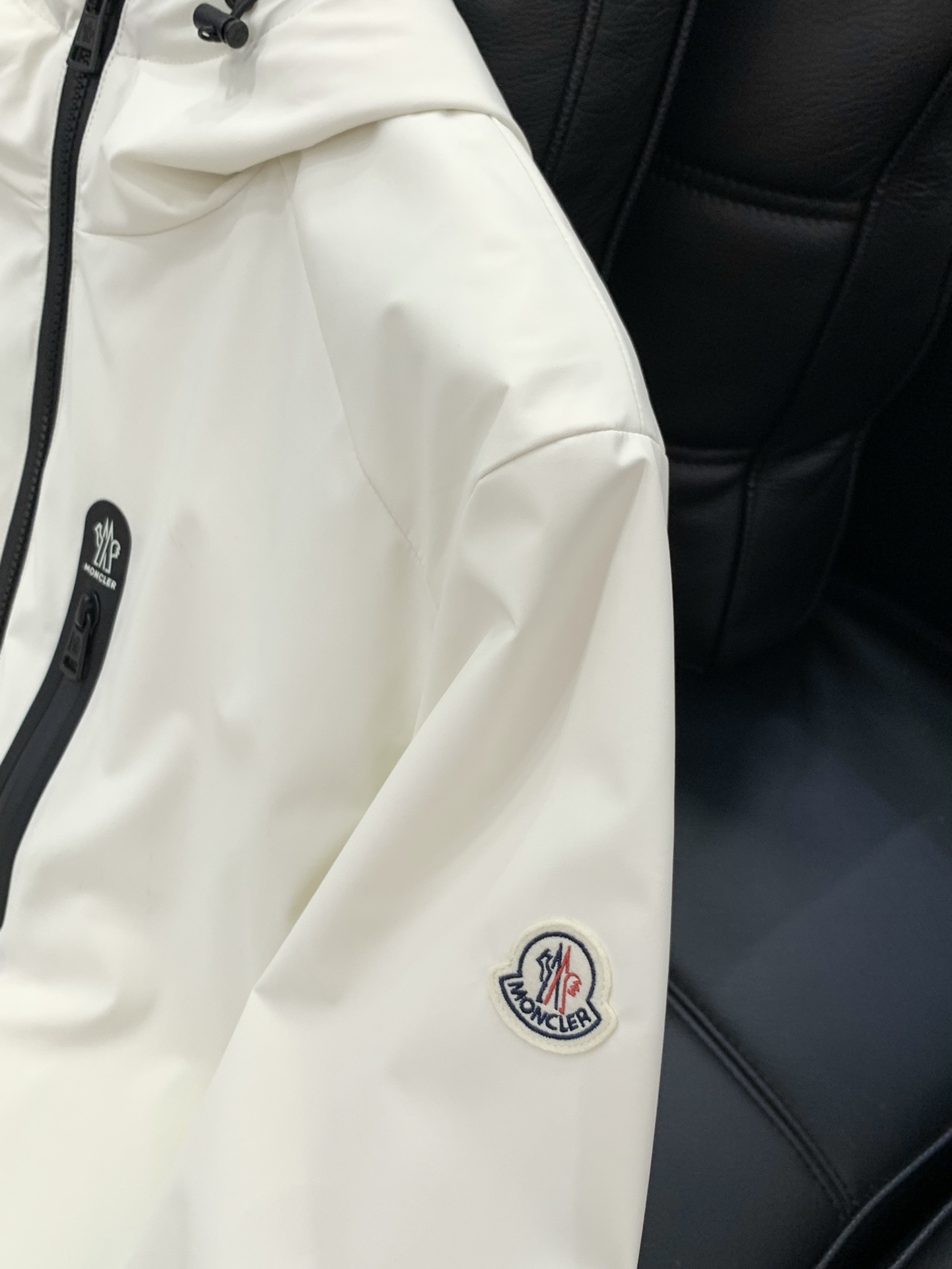 ，Moncler 蒙口，2025秋冬最新品，专柜同步有售，原单狠货，时尚休闲➕薄棉连帽夹克外套，上身舒适