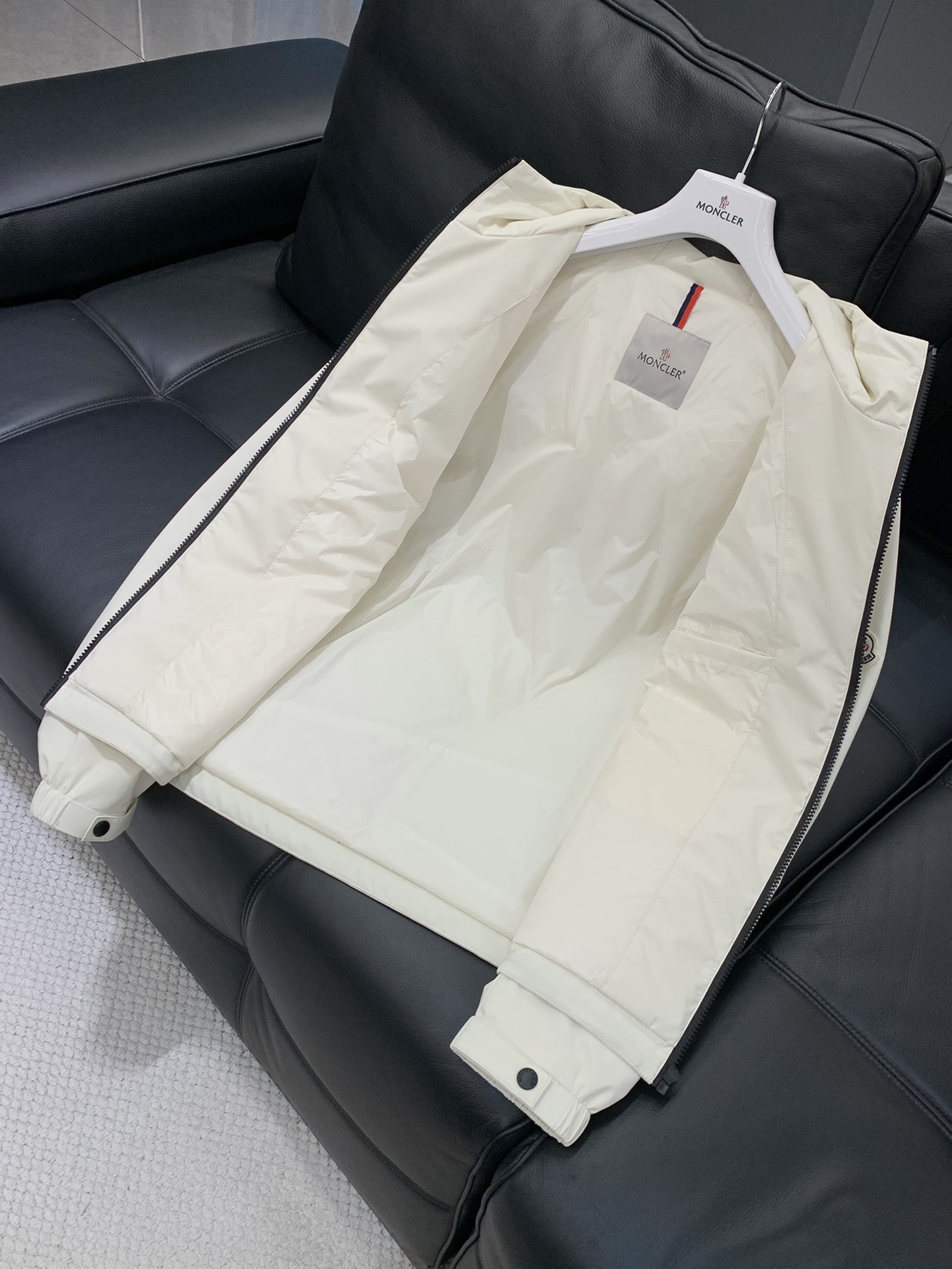 ，Moncler 蒙口，2025秋冬最新品，专柜同步有售，原单狠货，时尚休闲➕薄棉连帽夹克外套，上身舒适