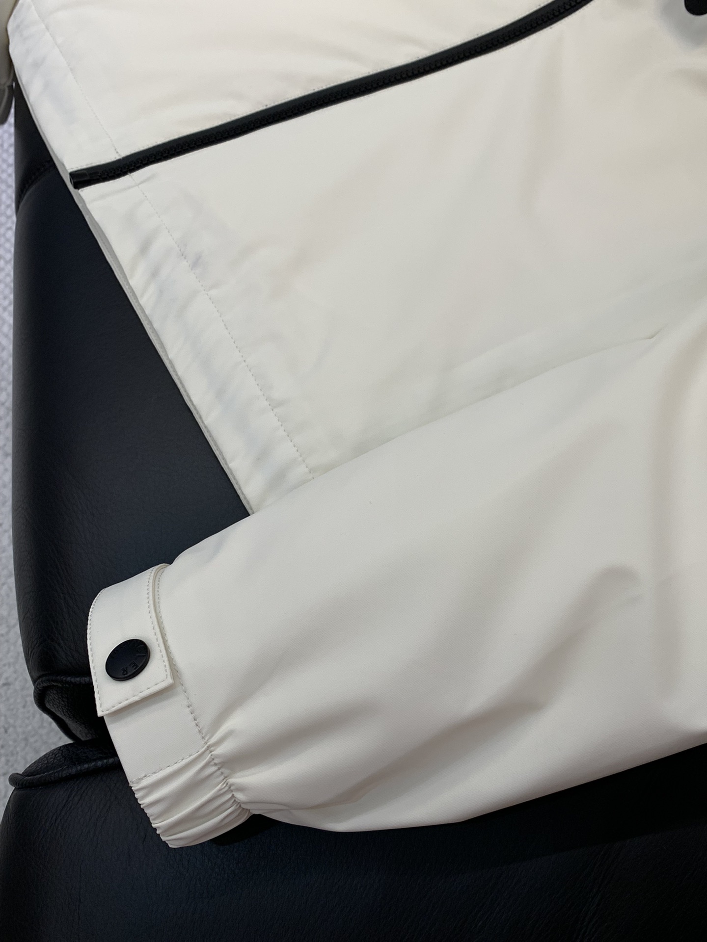 ，Moncler 蒙口，2025秋冬最新品，专柜同步有售，原单狠货，时尚休闲➕薄棉连帽夹克外套，上身舒适