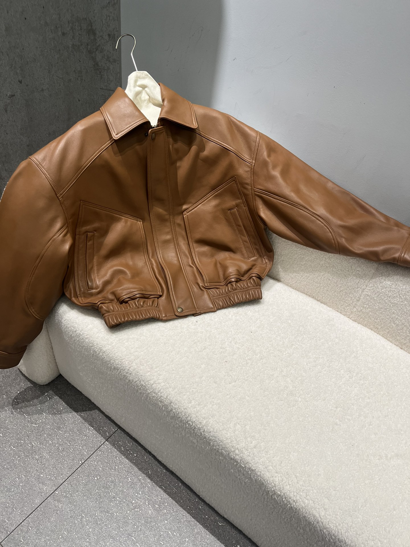 NO:755107,, apricot color is also imported lambskin, which is different from ordinary sheepskin, more fleshy and has a very good texture., saint laurent-clothing, saint laurent, sheepskin,19860909,杏色也是进口小羊皮,不同于普通绵羊皮,更加有肉感,质感非常好.,圣罗兰-服装,saint laurent,sheepskin,,Women's clothing