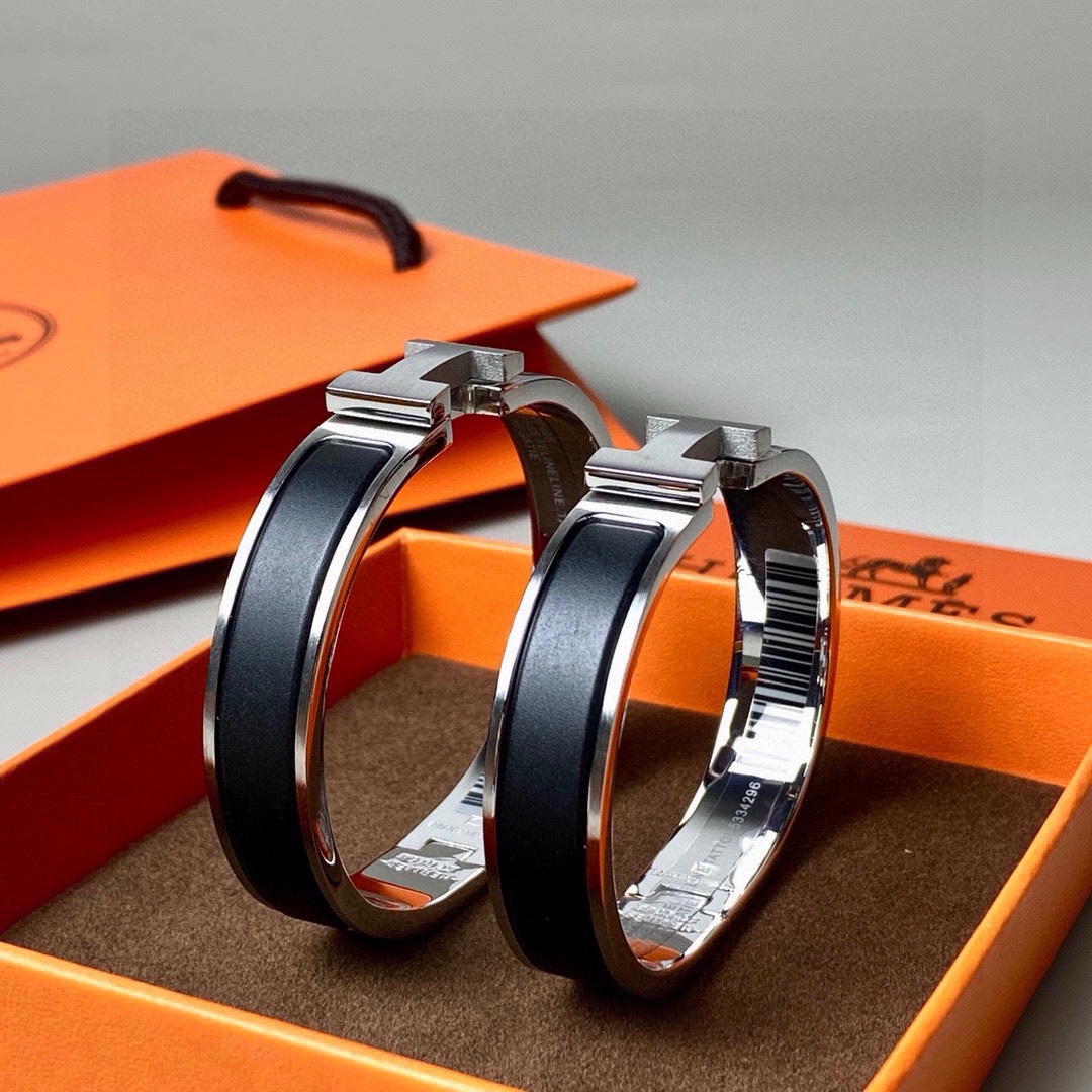 NO:381474,Hermes So Black Black samurai silver edge frosted brushed bracelet size 17, 19, and 21 men and women couples super nice matte black super textured, Hermes Hermes breaks the routine sweet and cool, gentle girls must try it in a different style, I really can't put it down, jewelry quality, hermes, hermes, bracelet19860909爱马仕So Black 黑武士银边磨砂拉丝手镯尺寸17号、19号、21号男女情侣款超级nice磨砂黑超级有质感 ,爱马仕Hermes打破常规甜酷甜酷的 ,温柔习惯的小姐妹们一定要换个风格尝试一下 ,真的爱不释手,饰品精品,hermes,hermes,bracelet,Jewelry