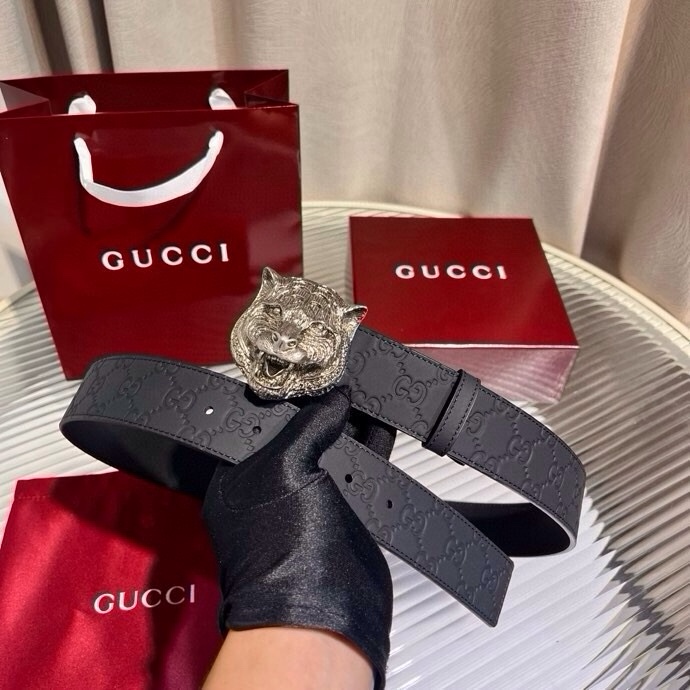  古奇 宽4.0cm 新款 GG Marmont系列延续品牌传承，为全新系列注入趣致新意。标志性老虎头腰