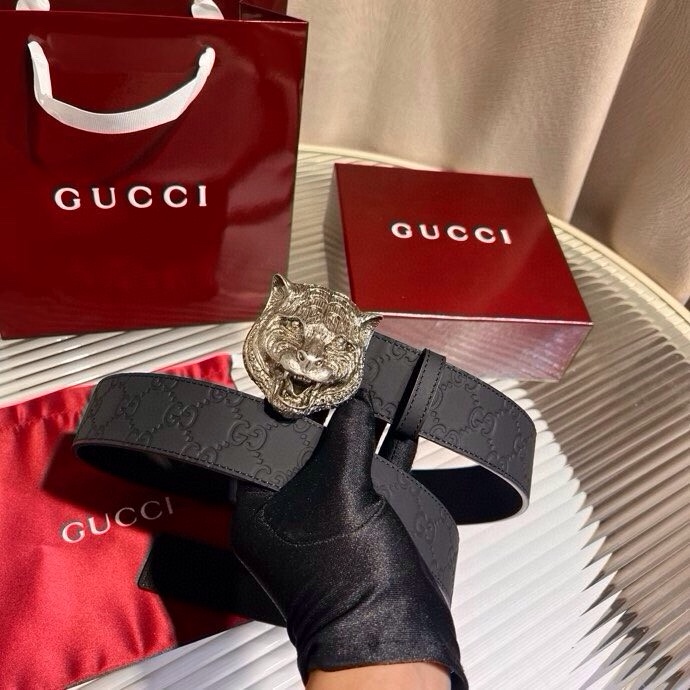  古奇 宽4.0cm 新款 GG Marmont系列延续品牌传承，为全新系列注入趣致新意。标志性老虎头腰