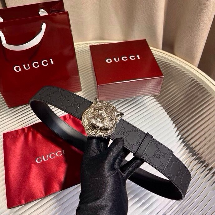  古奇 宽4.0cm 新款 GG Marmont系列延续品牌传承，为全新系列注入趣致新意。标志性老虎头腰