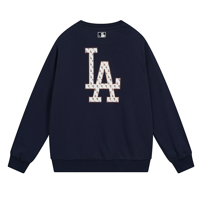 💰150包邮
【高端品质】MLB/NY秋冬新款【后背大logo印花款】男女同款情侣ny洋基队胸前刺绣后背老花大logo印花圆领套头卫衣，面料采用380克纯棉毛圈，上身亲肤舒适，且不起球不变形， 胸前精密刺绣包括后背印花边缘有刺绣点缀，后背大logo印花，绝不放过一处细节，质量没得说 吊牌可扫码验证 颜色：黑色  奶油色 藏青色 
尺码：S～XXL（图九） 
码数： 
       S（建议110斤以内） 
      M（建议130斤以内）
      L （建议150斤以内） 
    XL （建议170斤以内） 
   XXL（建议200斤以内）