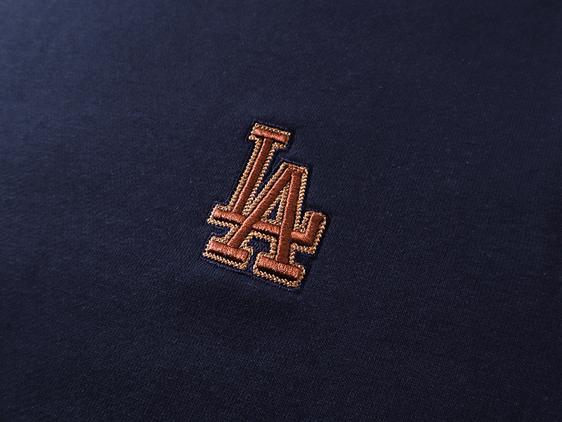 💰150包邮
【高端品质】MLB/NY秋冬新款【后背大logo印花款】男女同款情侣ny洋基队胸前刺绣后背老花大logo印花圆领套头卫衣，面料采用380克纯棉毛圈，上身亲肤舒适，且不起球不变形， 胸前精密刺绣包括后背印花边缘有刺绣点缀，后背大logo印花，绝不放过一处细节，质量没得说 吊牌可扫码验证 颜色：黑色  奶油色 藏青色 
尺码：S～XXL（图九） 
码数： 
       S（建议110斤以内） 
      M（建议130斤以内）
      L （建议150斤以内） 
    XL （建议170斤以内） 
   XXL（建议200斤以内）