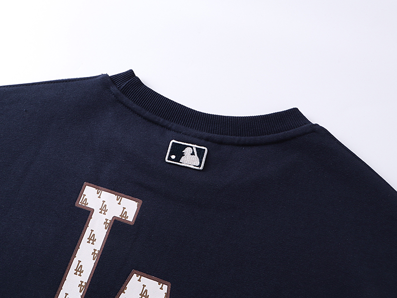 💰150包邮
【高端品质】MLB/NY秋冬新款【后背大logo印花款】男女同款情侣ny洋基队胸前刺绣后背老花大logo印花圆领套头卫衣，面料采用380克纯棉毛圈，上身亲肤舒适，且不起球不变形， 胸前精密刺绣包括后背印花边缘有刺绣点缀，后背大logo印花，绝不放过一处细节，质量没得说 吊牌可扫码验证 颜色：黑色  奶油色 藏青色 
尺码：S～XXL（图九） 
码数： 
       S（建议110斤以内） 
      M（建议130斤以内）
      L （建议150斤以内） 
    XL （建议170斤以内） 
   XXL（建议200斤以内）