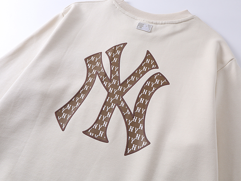 💰150包邮
【高端品质】MLB/NY秋冬新款【后背大logo印花款】男女同款情侣ny洋基队胸前刺绣后背老花大logo印花圆领套头卫衣，面料采用380克纯棉毛圈，上身亲肤舒适，且不起球不变形， 胸前精密刺绣包括后背印花边缘有刺绣点缀，后背大logo印花，绝不放过一处细节，质量没得说 吊牌可扫码验证 颜色：黑色 奶油色 藏青色 
尺码：S～XXL（图九） 
码数：
         S（建议110斤以内） 
        M（建议130斤以内） 
        L （建议150斤以内）
      XL （建议170斤以内） 
     XXL（建议200斤以内）