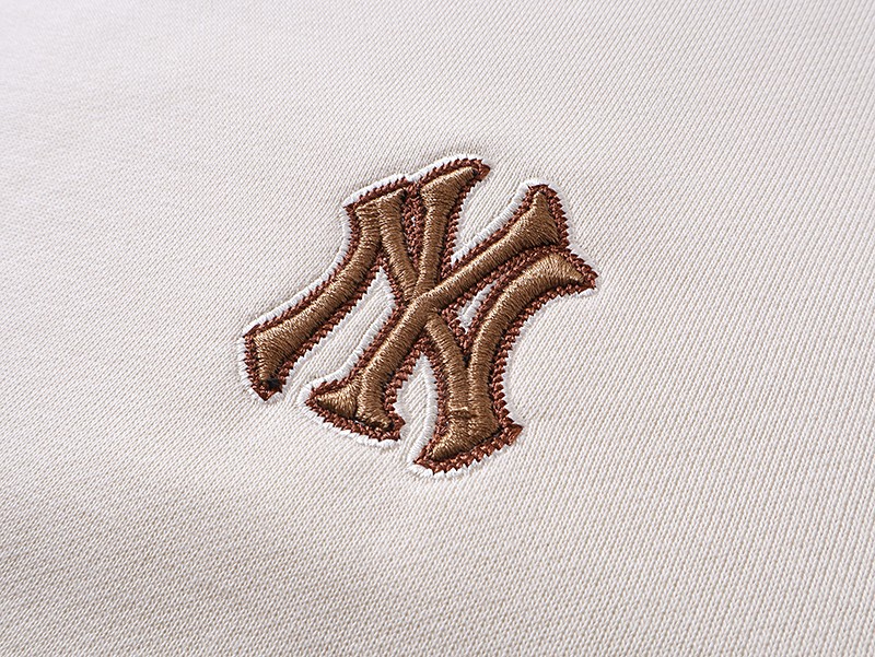 💰150包邮
【高端品质】MLB/NY秋冬新款【后背大logo印花款】男女同款情侣ny洋基队胸前刺绣后背老花大logo印花圆领套头卫衣，面料采用380克纯棉毛圈，上身亲肤舒适，且不起球不变形， 胸前精密刺绣包括后背印花边缘有刺绣点缀，后背大logo印花，绝不放过一处细节，质量没得说 吊牌可扫码验证 颜色：黑色 奶油色 藏青色 
尺码：S～XXL（图九） 
码数：
         S（建议110斤以内） 
        M（建议130斤以内） 
        L （建议150斤以内）
      XL （建议170斤以内） 
     XXL（建议200斤以内）