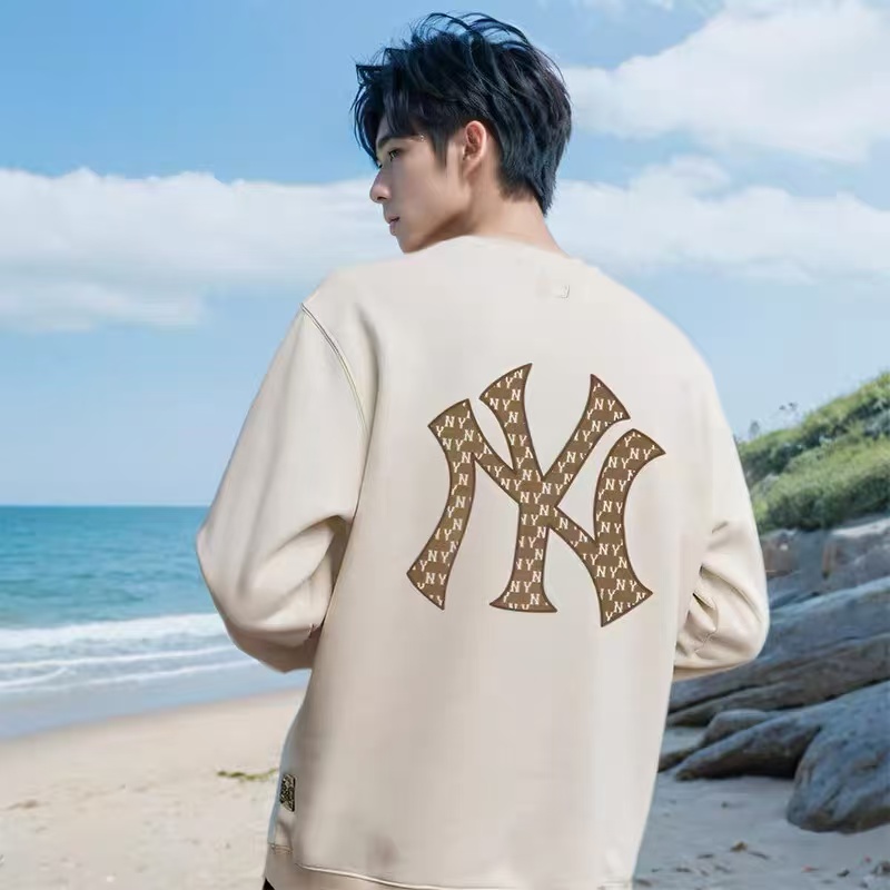模特图#💰150包邮
【高端品质】MLB/NY秋冬新款【后背大logo印花款】男女同款情侣ny洋基队胸前刺绣后背老花大logo印花圆领套头卫衣，面料采用380克纯棉毛圈，上身亲肤舒适，且不起球不变形， 胸前精密刺绣包括后背印花边缘有刺绣点缀，后背大logo印花，绝不放过一处细节，质量没得说 吊牌可扫码验证 颜色：黑色 奶油色 藏青色 
尺码：S～XXL
码数：
         S（建议110斤以内） 
        M（建议130斤以内） 
        L （建议150斤以内）
      XL （建议170斤以内） 
     XXL（建议200斤以内）
