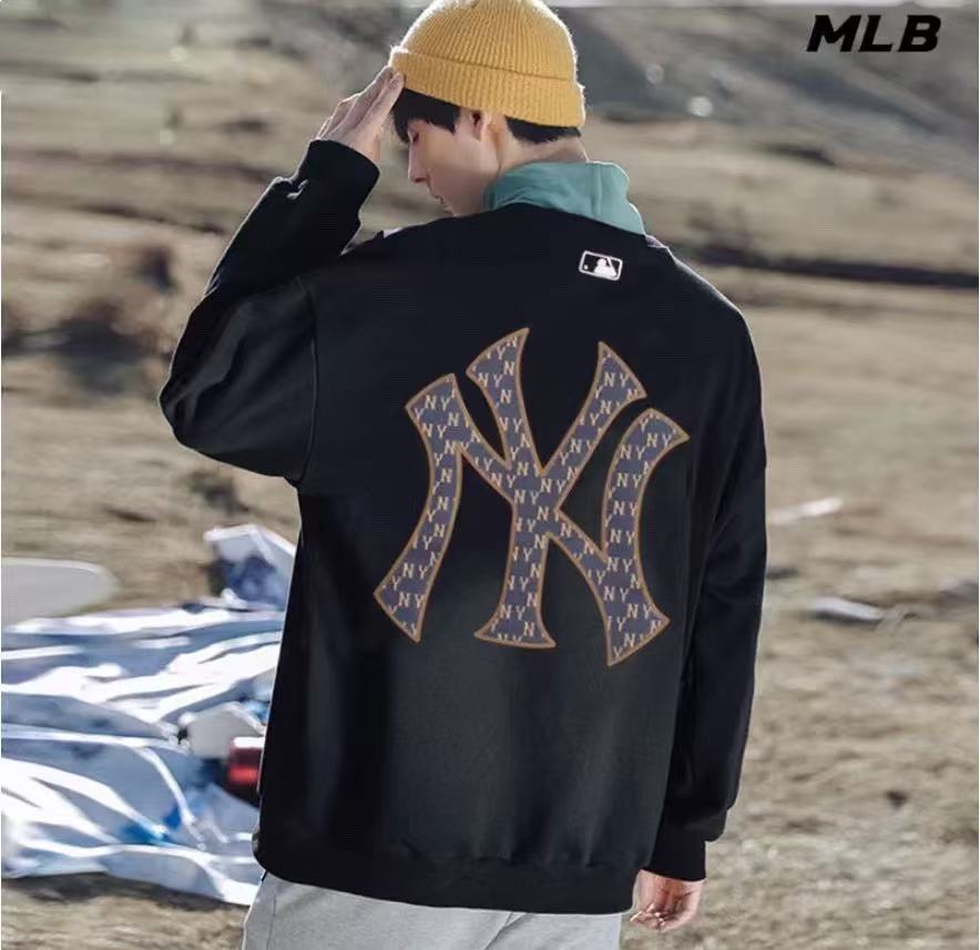 模特图#💰150包邮
【高端品质】MLB/NY秋冬新款【后背大logo印花款】男女同款情侣ny洋基队胸前刺绣后背老花大logo印花圆领套头卫衣，面料采用380克纯棉毛圈，上身亲肤舒适，且不起球不变形， 胸前精密刺绣包括后背印花边缘有刺绣点缀，后背大logo印花，绝不放过一处细节，质量没得说 吊牌可扫码验证 颜色：黑色 奶油色 藏青色 
尺码：S～XXL
码数：
         S（建议110斤以内） 
        M（建议130斤以内） 
        L （建议150斤以内）
      XL （建议170斤以内） 
     XXL（建议200斤以内）