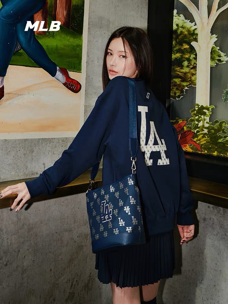 模特图#💰150包邮
【高端品质】MLB/NY秋冬新款【后背大logo印花款】男女同款情侣ny洋基队胸前刺绣后背老花大logo印花圆领套头卫衣，面料采用380克纯棉毛圈，上身亲肤舒适，且不起球不变形， 胸前精密刺绣包括后背印花边缘有刺绣点缀，后背大logo印花，绝不放过一处细节，质量没得说 吊牌可扫码验证 颜色：黑色 奶油色 藏青色 
尺码：S～XXL
码数：
         S（建议110斤以内） 
        M（建议130斤以内） 
        L （建议150斤以内）
      XL （建议170斤以内） 
     XXL（建议200斤以内）