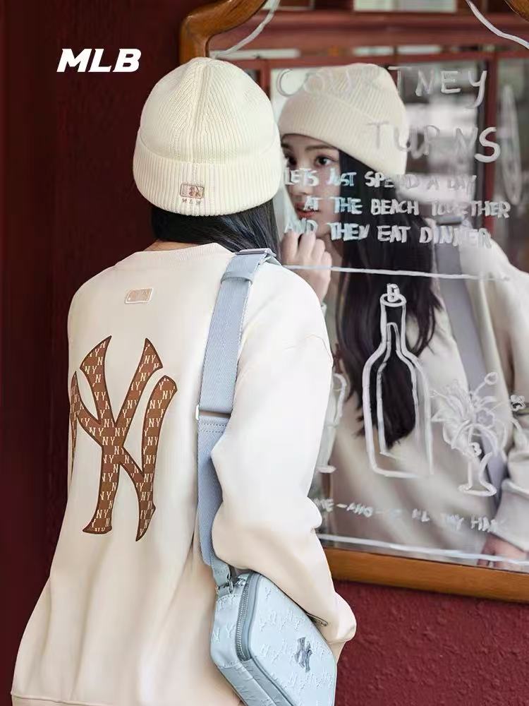 模特图#💰150包邮
【高端品质】MLB/NY秋冬新款【后背大logo印花款】男女同款情侣ny洋基队胸前刺绣后背老花大logo印花圆领套头卫衣，面料采用380克纯棉毛圈，上身亲肤舒适，且不起球不变形， 胸前精密刺绣包括后背印花边缘有刺绣点缀，后背大logo印花，绝不放过一处细节，质量没得说 吊牌可扫码验证 颜色：黑色 奶油色 藏青色 
尺码：S～XXL
码数：
         S（建议110斤以内） 
        M（建议130斤以内） 
        L （建议150斤以内）
      XL （建议170斤以内） 
     XXL（建议200斤以内）
