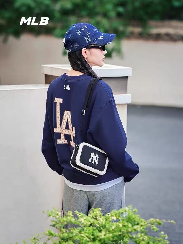 模特图#💰150包邮
【高端品质】MLB/NY秋冬新款【后背大logo印花款】男女同款情侣ny洋基队胸前刺绣后背老花大logo印花圆领套头卫衣，面料采用380克纯棉毛圈，上身亲肤舒适，且不起球不变形， 胸前精密刺绣包括后背印花边缘有刺绣点缀，后背大logo印花，绝不放过一处细节，质量没得说 吊牌可扫码验证 颜色：黑色 奶油色 藏青色 
尺码：S～XXL
码数：
         S（建议110斤以内） 
        M（建议130斤以内） 
        L （建议150斤以内）
      XL （建议170斤以内） 
     XXL（建议200斤以内）