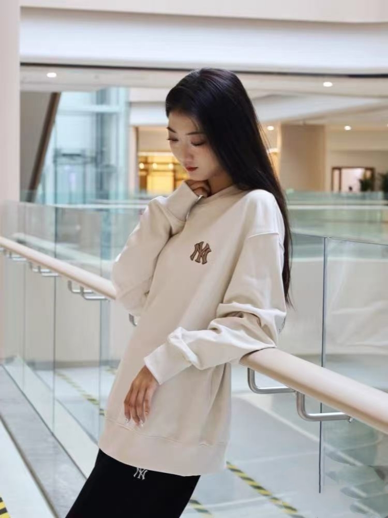 模特图#💰150包邮
【高端品质】MLB/NY秋冬新款【后背大logo印花款】男女同款情侣ny洋基队胸前刺绣后背老花大logo印花圆领套头卫衣，面料采用380克纯棉毛圈，上身亲肤舒适，且不起球不变形， 胸前精密刺绣包括后背印花边缘有刺绣点缀，后背大logo印花，绝不放过一处细节，质量没得说 吊牌可扫码验证 颜色：黑色 奶油色 藏青色 
尺码：S～XXL
码数：
         S（建议110斤以内） 
        M（建议130斤以内） 
        L （建议150斤以内）
      XL （建议170斤以内） 
     XXL（建议200斤以内）