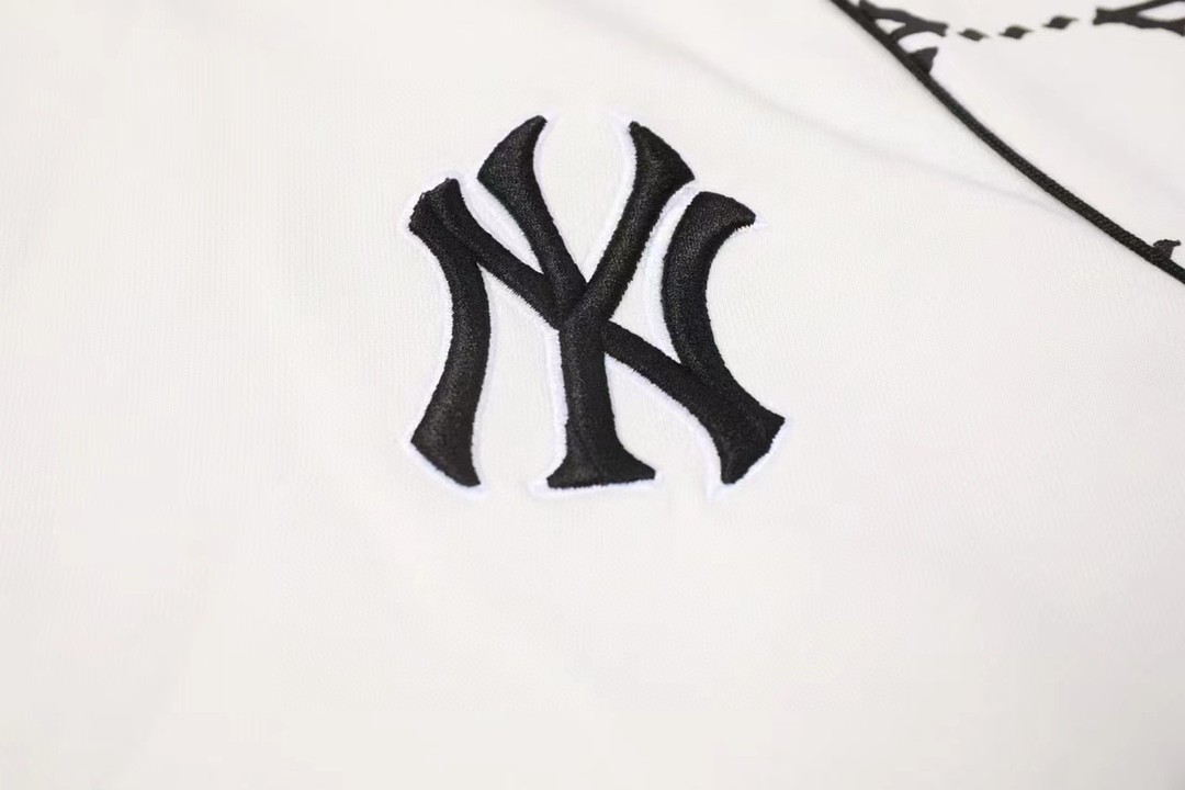 💰150包邮
【高端品质】2024秋冬最新MLB/NY洋基队【插肩袖拼接砖石款】男女同款情侣插肩袖拼接钻石老花圆领套头卫衣，面料采用纯棉毛圈，上身亲肤舒适，且不起球不变形， 胸前精密刺绣点睛之笔插肩袖拼接钻石印花时尚新颖，绝不放过一处细节情侣同款卫衣，时尚又浪漫!让我眼前一亮!这款卫衣的设计灵感来源于钻石老花，时尚感十足，圆领设计更是增添了几分青春活力。低调中透露出高级感，无论是男生还是女生，都能轻松驾驭。更值得一提的是，这款卫衣是春秋款，既可以作为内搭，也可以单独穿着，实用性超强!如果你正在寻找一款既时尚又浪漫的情侣同款卫衣，那么这款产品值得拥有 
颜色：黑色 白色 
尺寸：S～XXL（图九）