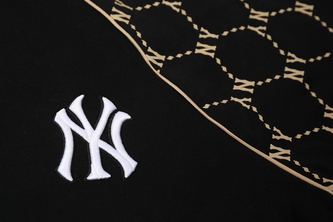 💰150包邮
【高端品质】2024秋冬最新MLB/NY洋基队【插肩袖拼接砖石款】男女同款情侣插肩袖拼接钻石老花圆领套头卫衣，面料采用纯棉毛圈，上身亲肤舒适，且不起球不变形， 胸前精密刺绣点睛之笔插肩袖拼接钻石印花时尚新颖，绝不放过一处细节情侣同款卫衣，时尚又浪漫!让我眼前一亮!这款卫衣的设计灵感来源于钻石老花，时尚感十足，圆领设计更是增添了几分青春活力。低调中透露出高级感，无论是男生还是女生，都能轻松驾驭。更值得一提的是，这款卫衣是春秋款，既可以作为内搭，也可以单独穿着，实用性超强!如果你正在寻找一款既时尚又浪漫的情侣同款卫衣，那么这款产品值得拥有 
颜色：黑色 白色 
尺码：S～XXL（图九）