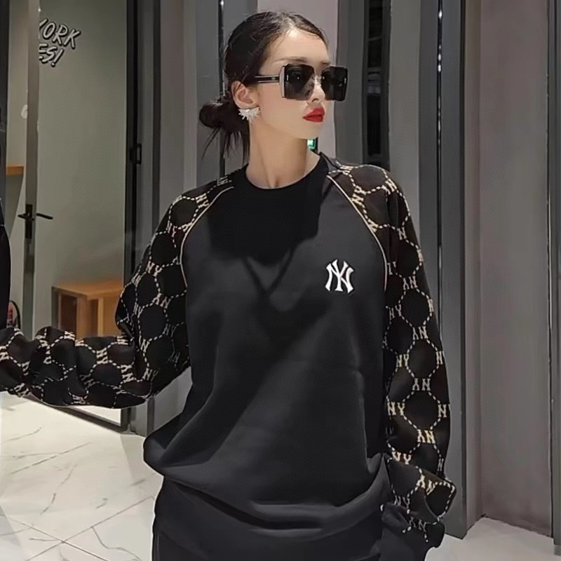 模特图#💰150包邮
【高端品质】2024秋冬最新MLB/NY洋基队【插肩袖拼接砖石款】男女同款情侣插肩袖拼接钻石老花圆领套头卫衣，面料采用纯棉毛圈，上身亲肤舒适，且不起球不变形， 胸前精密刺绣点睛之笔插肩袖拼接钻石印花时尚新颖，绝不放过一处细节情侣同款卫衣，时尚又浪漫!让我眼前一亮!这款卫衣的设计灵感来源于钻石老花，时尚感十足，圆领设计更是增添了几分青春活力。低调中透露出高级感，无论是男生还是女生，都能轻松驾驭。更值得一提的是，这款卫衣是春秋款，既可以作为内搭，也可以单独穿着，实用性超强!如果你正在寻找一款既时尚又浪漫的情侣同款卫衣，那么这款产品值得拥有 
颜色：黑色 白色 
尺码：S～XXL