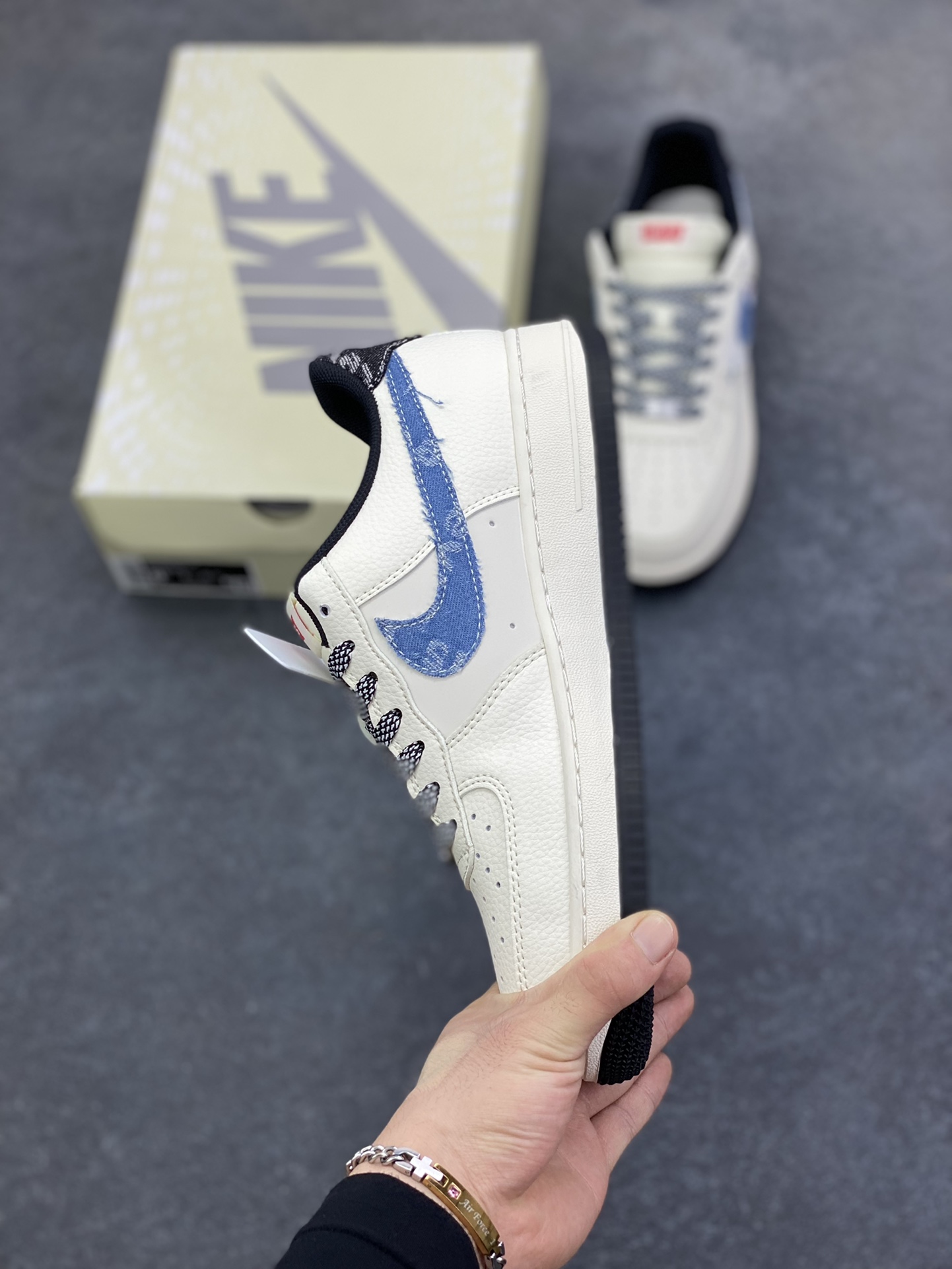 图片[3]-Nike Air Force 1 \’07 Low “李维斯联名——米蓝牛仔四勾”空军一号 低帮 运动鞋 休闲鞋 折边针车 工艺难度大 原楦头原纸板 原装鞋盒 定制五金配件 内置全掌气垫 原厂鞋底 货号：QW5606-261 尺码：36 36.5 37.5 38 38.5 39 40 40.5 41 42 42.5 43 44 44.5 45-选品中心
