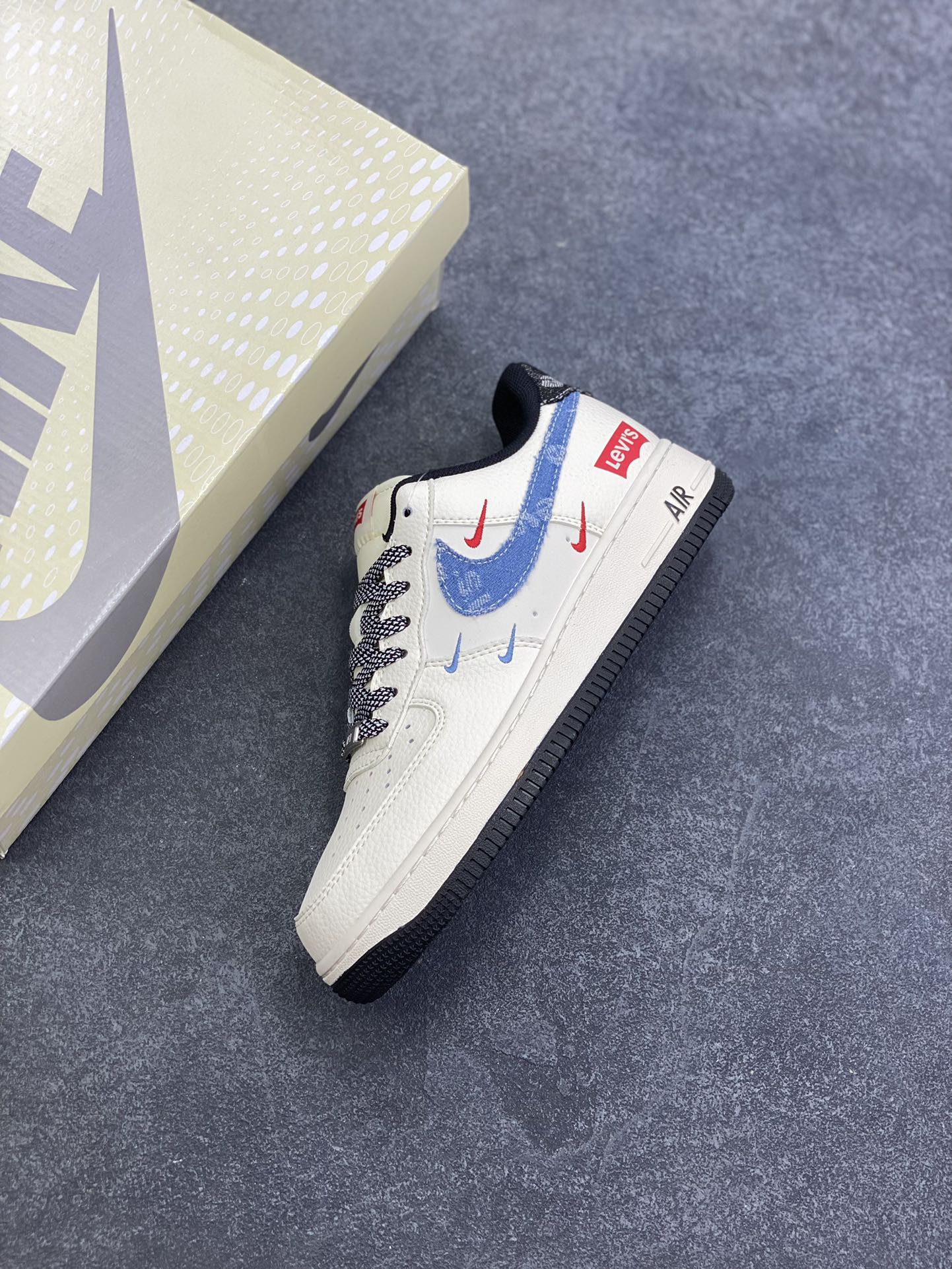 图片[7]-Nike Air Force 1 \’07 Low “李维斯联名——米蓝牛仔四勾”空军一号 低帮 运动鞋 休闲鞋 折边针车 工艺难度大 原楦头原纸板 原装鞋盒 定制五金配件 内置全掌气垫 原厂鞋底 货号：QW5606-261 尺码：36 36.5 37.5 38 38.5 39 40 40.5 41 42 42.5 43 44 44.5 45-选品中心