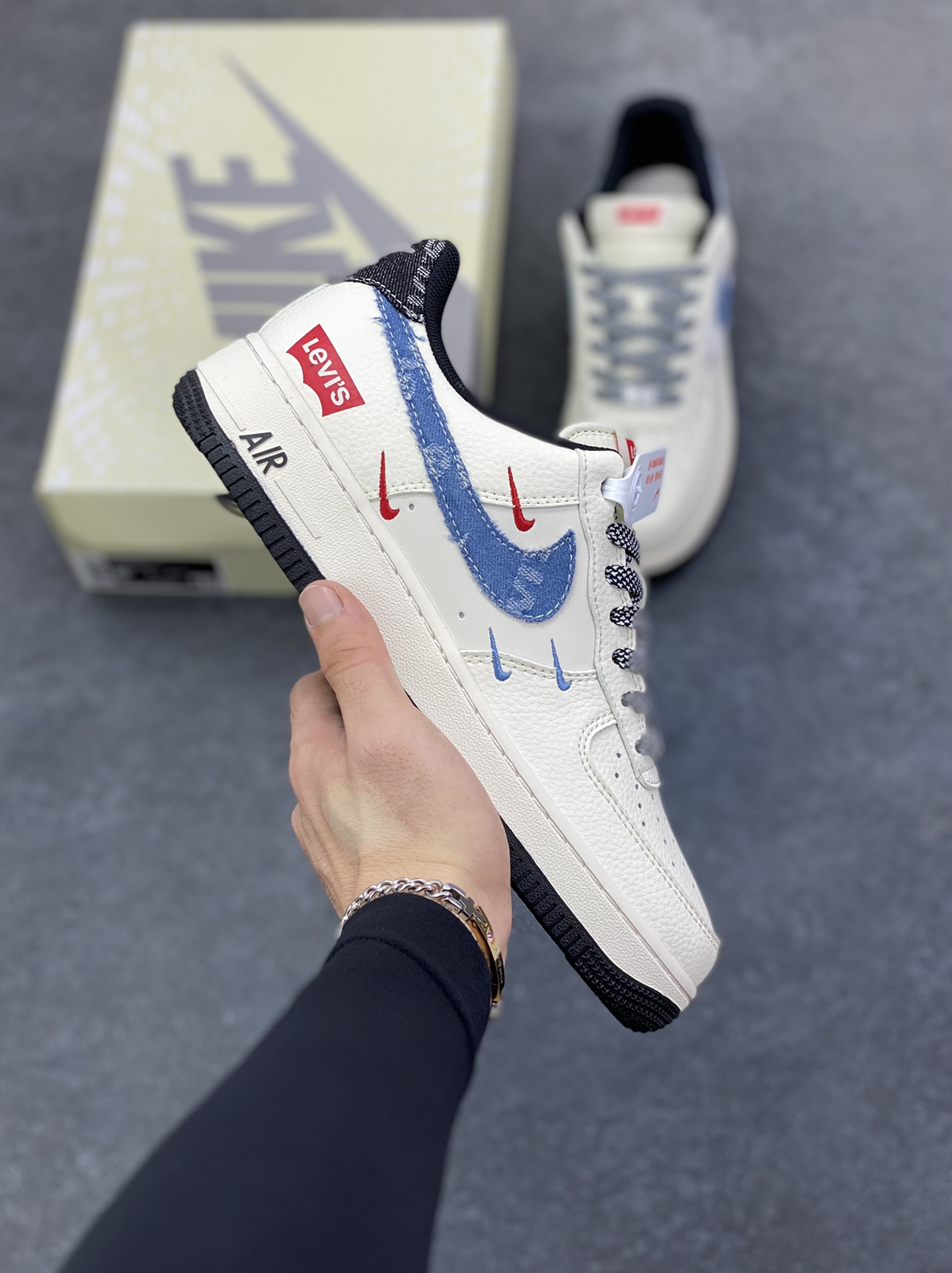 Nike Air Force 1 \'07 Low “李维斯联名——米蓝牛仔四勾”空军一号 低帮 运动鞋 休闲鞋 折边针车 工艺难度大 原楦头原纸板 原装鞋盒 定制五金配件 内置全掌气垫 原厂鞋底 货号：QW5606-261 尺码：36 36.5 37.5 38 38.5 39 40 40.5 41 42 42.5 43 44 44.5 45-选品中心