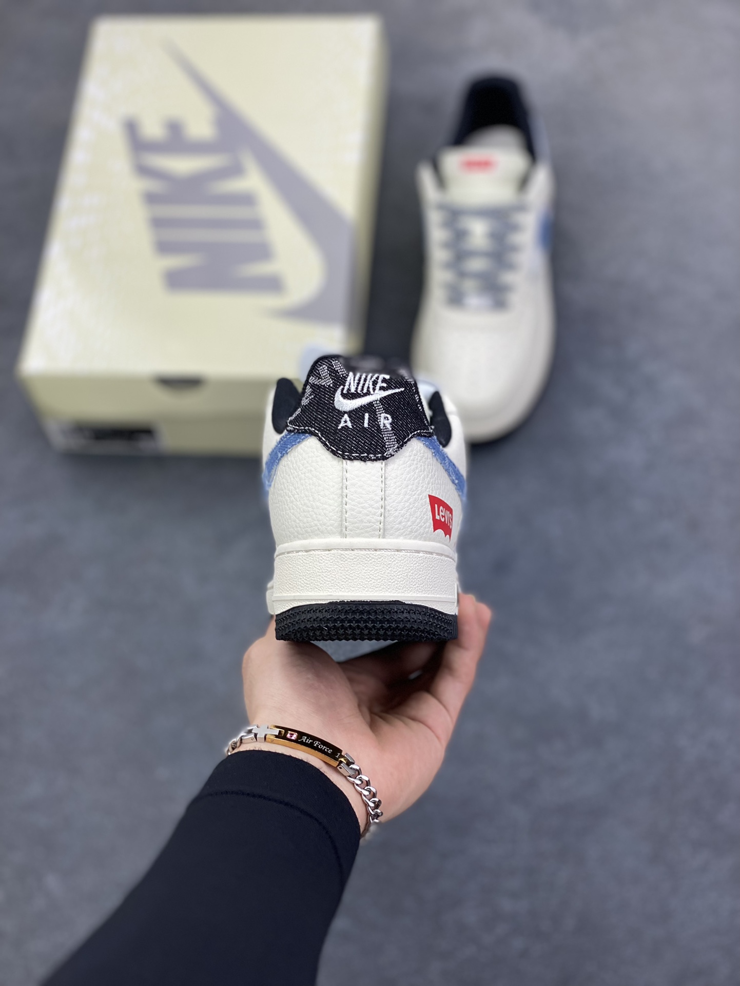 图片[4]-Nike Air Force 1 \’07 Low “李维斯联名——米蓝牛仔四勾”空军一号 低帮 运动鞋 休闲鞋 折边针车 工艺难度大 原楦头原纸板 原装鞋盒 定制五金配件 内置全掌气垫 原厂鞋底 货号：QW5606-261 尺码：36 36.5 37.5 38 38.5 39 40 40.5 41 42 42.5 43 44 44.5 45-选品中心