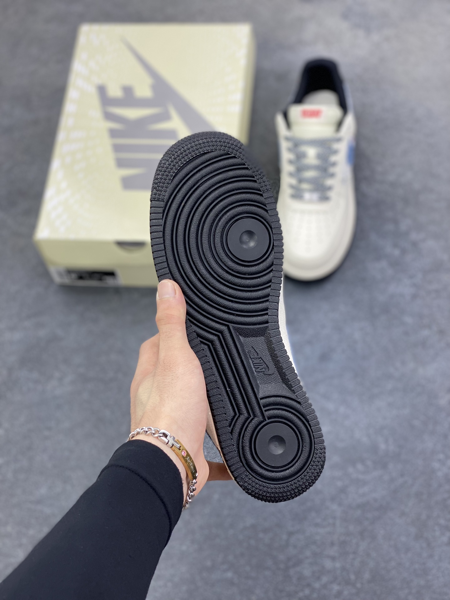 图片[5]-Nike Air Force 1 \’07 Low “李维斯联名——米蓝牛仔四勾”空军一号 低帮 运动鞋 休闲鞋 折边针车 工艺难度大 原楦头原纸板 原装鞋盒 定制五金配件 内置全掌气垫 原厂鞋底 货号：QW5606-261 尺码：36 36.5 37.5 38 38.5 39 40 40.5 41 42 42.5 43 44 44.5 45-选品中心