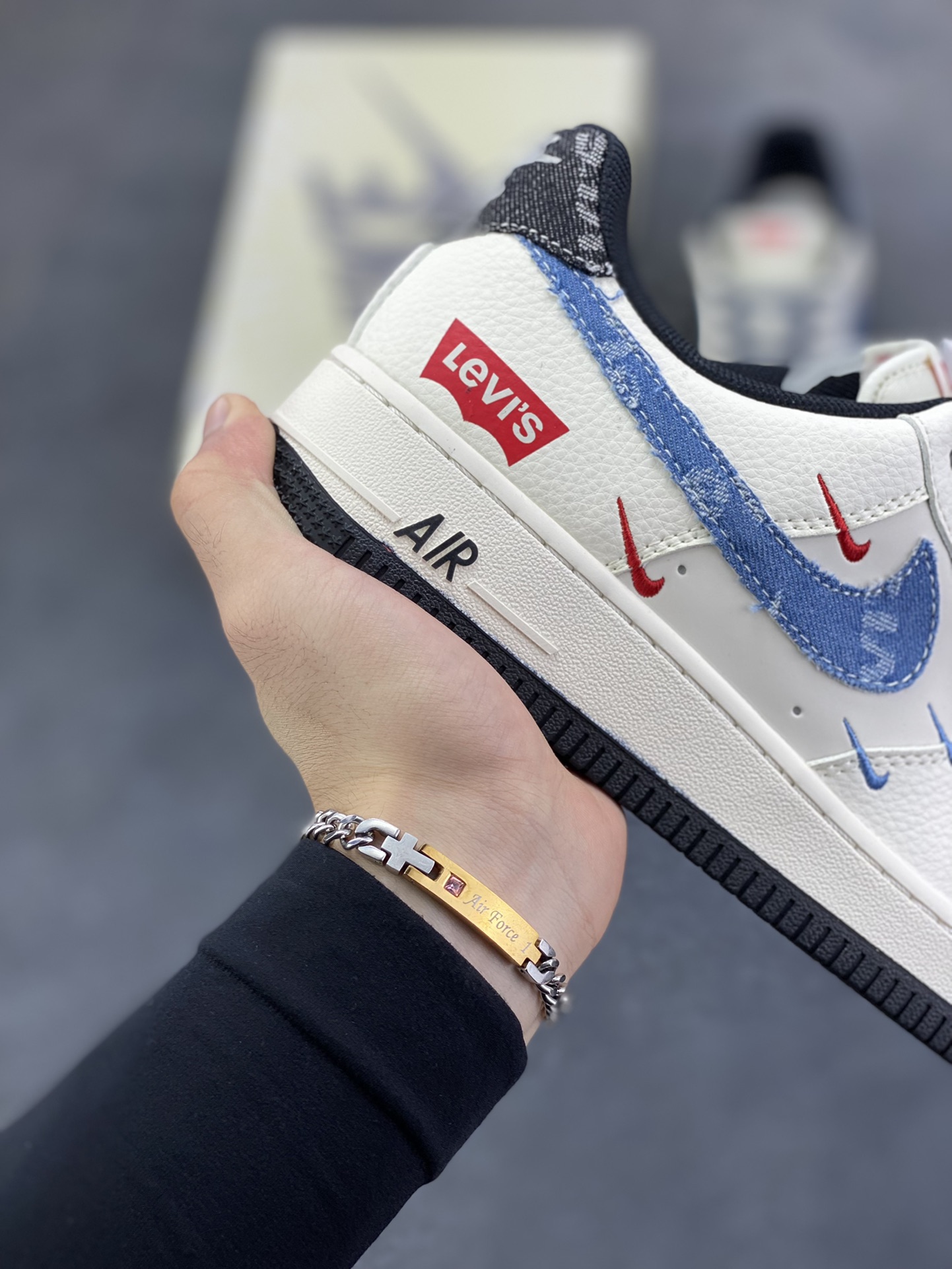 图片[6]-Nike Air Force 1 \’07 Low “李维斯联名——米蓝牛仔四勾”空军一号 低帮 运动鞋 休闲鞋 折边针车 工艺难度大 原楦头原纸板 原装鞋盒 定制五金配件 内置全掌气垫 原厂鞋底 货号：QW5606-261 尺码：36 36.5 37.5 38 38.5 39 40 40.5 41 42 42.5 43 44 44.5 45-选品中心