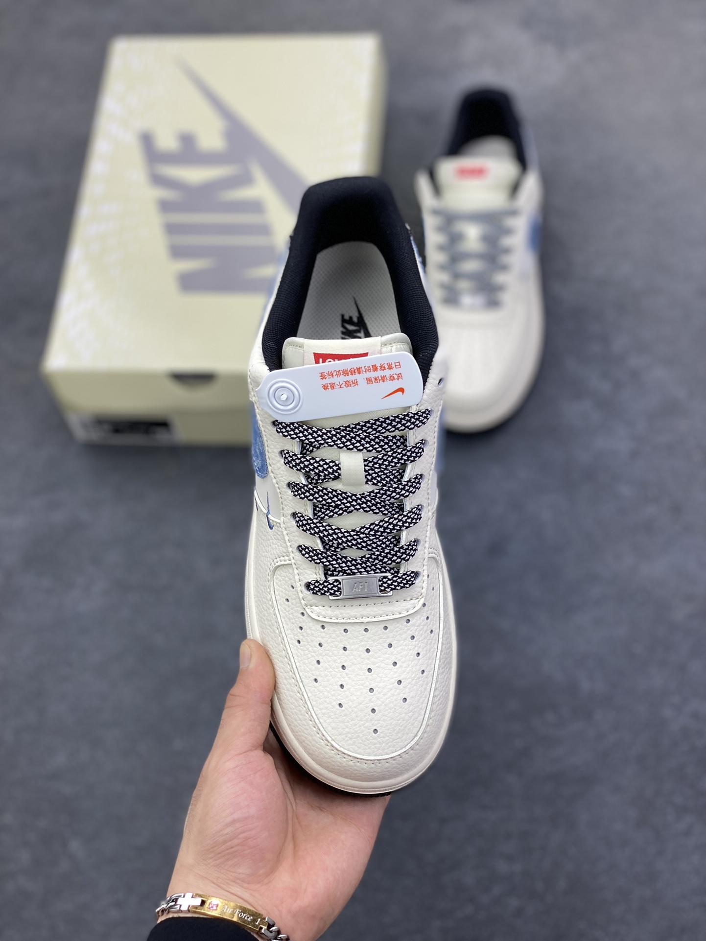 图片[2]-Nike Air Force 1 \’07 Low “李维斯联名——米蓝牛仔四勾”空军一号 低帮 运动鞋 休闲鞋 折边针车 工艺难度大 原楦头原纸板 原装鞋盒 定制五金配件 内置全掌气垫 原厂鞋底 货号：QW5606-261 尺码：36 36.5 37.5 38 38.5 39 40 40.5 41 42 42.5 43 44 44.5 45-选品中心