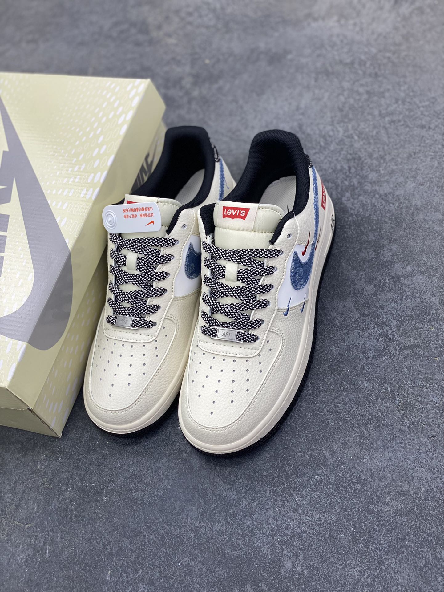 图片[8]-Nike Air Force 1 \’07 Low “李维斯联名——米蓝牛仔四勾”空军一号 低帮 运动鞋 休闲鞋 折边针车 工艺难度大 原楦头原纸板 原装鞋盒 定制五金配件 内置全掌气垫 原厂鞋底 货号：QW5606-261 尺码：36 36.5 37.5 38 38.5 39 40 40.5 41 42 42.5 43 44 44.5 45-选品中心
