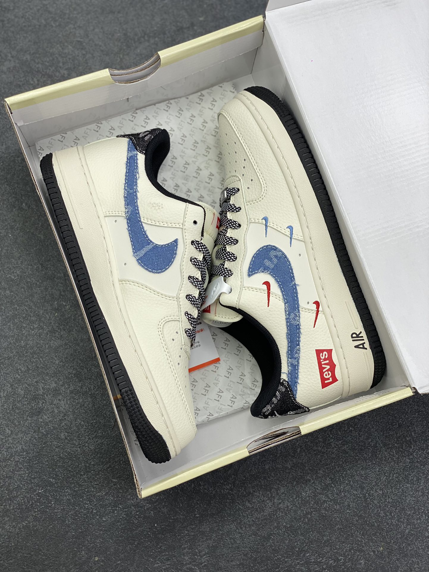 图片[9]-Nike Air Force 1 \’07 Low “李维斯联名——米蓝牛仔四勾”空军一号 低帮 运动鞋 休闲鞋 折边针车 工艺难度大 原楦头原纸板 原装鞋盒 定制五金配件 内置全掌气垫 原厂鞋底 货号：QW5606-261 尺码：36 36.5 37.5 38 38.5 39 40 40.5 41 42 42.5 43 44 44.5 45-选品中心